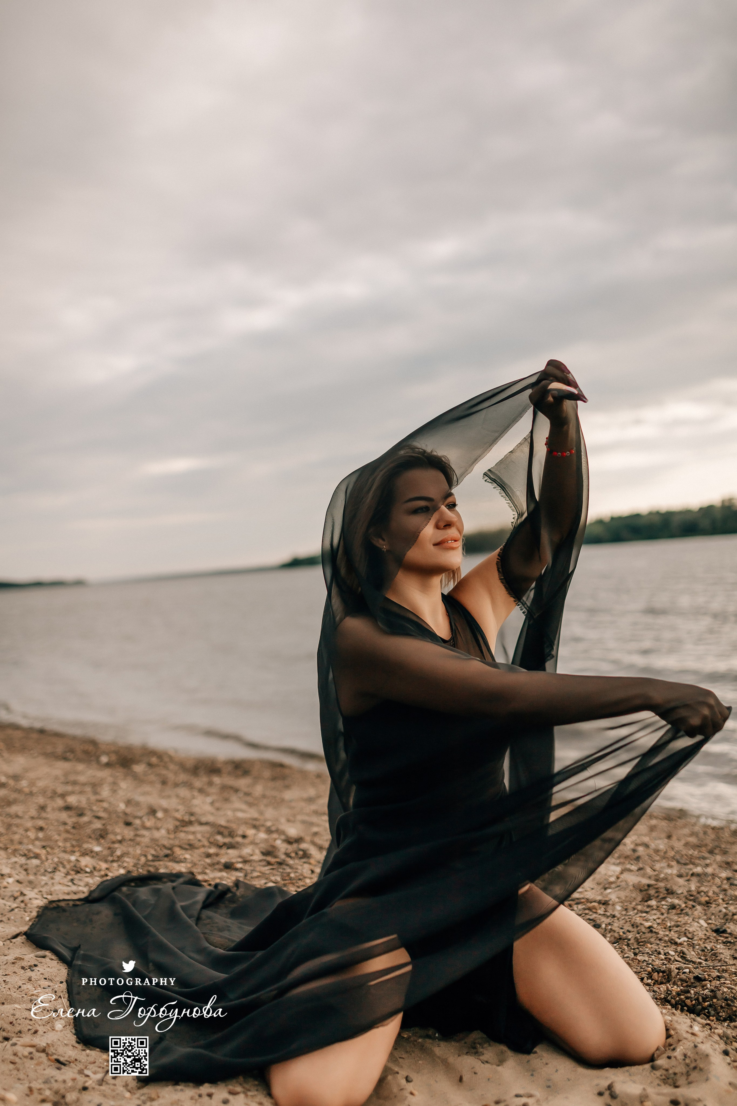 Черная серия с тканью. Набережная. Александра и Таисия. Июль 2025 г. Фотограф Пермь. Свадьбы. Семья и дети, школа, д. сад. Фотокниги