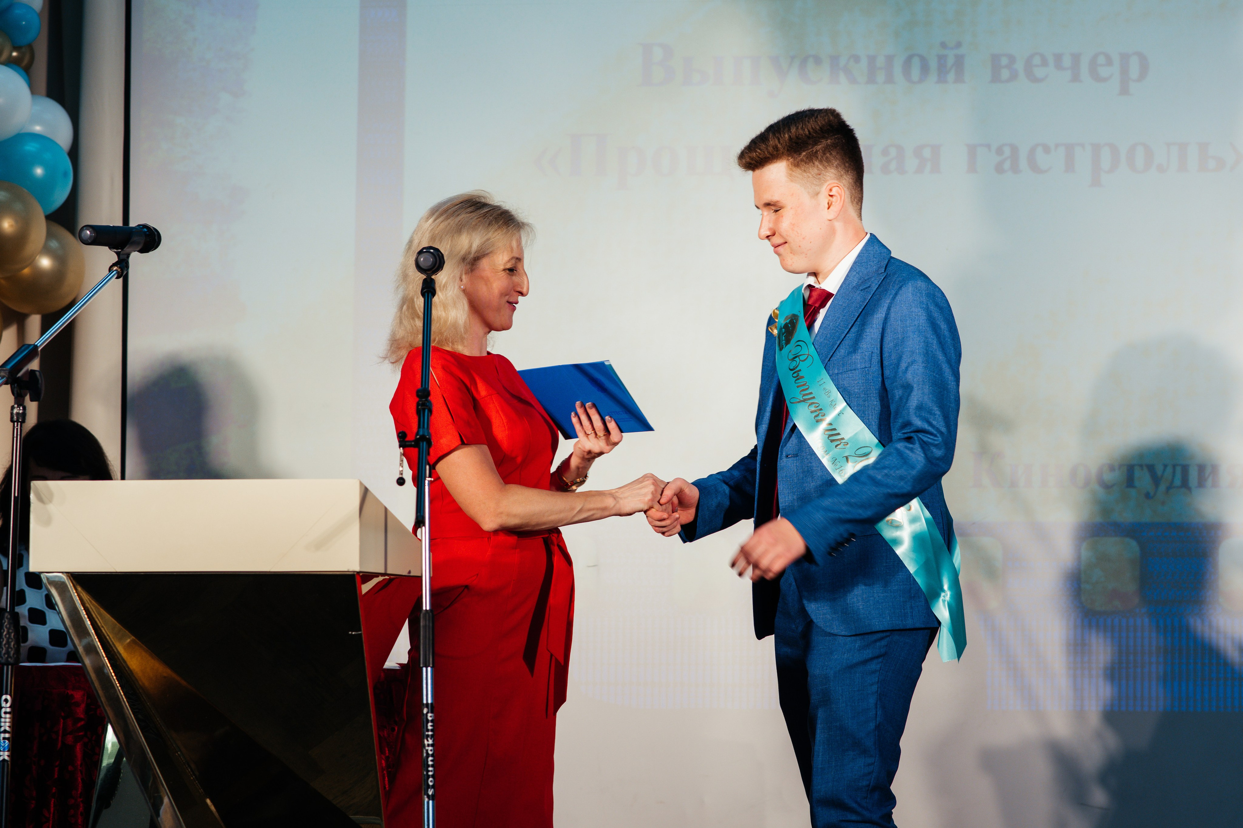 Вручение аттестатов. Выпускные альбомы в Подольске Москве и МО