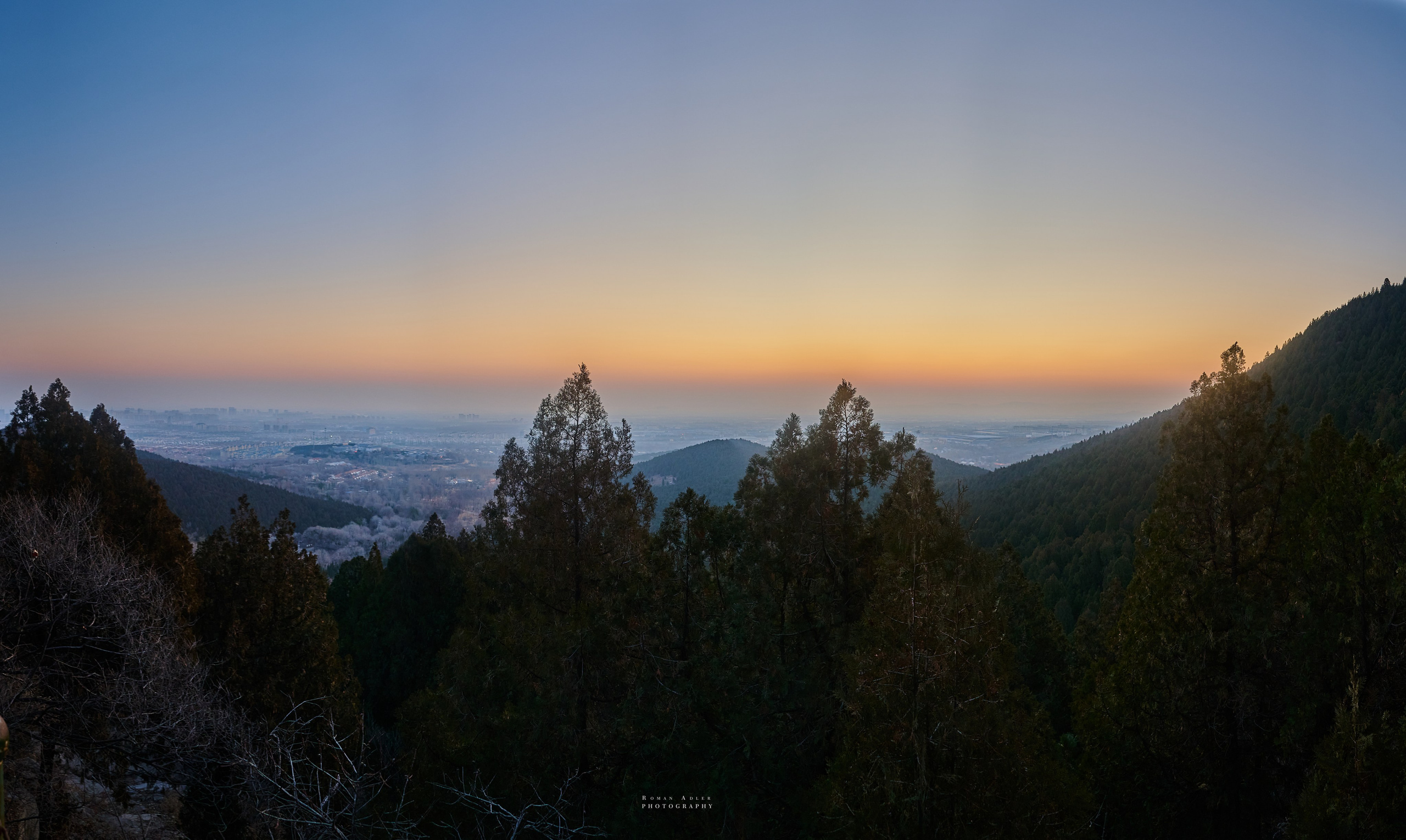 Рассвет на храмовой горе Юнмень. Цинчжоу. Фотограф Роман Адлер