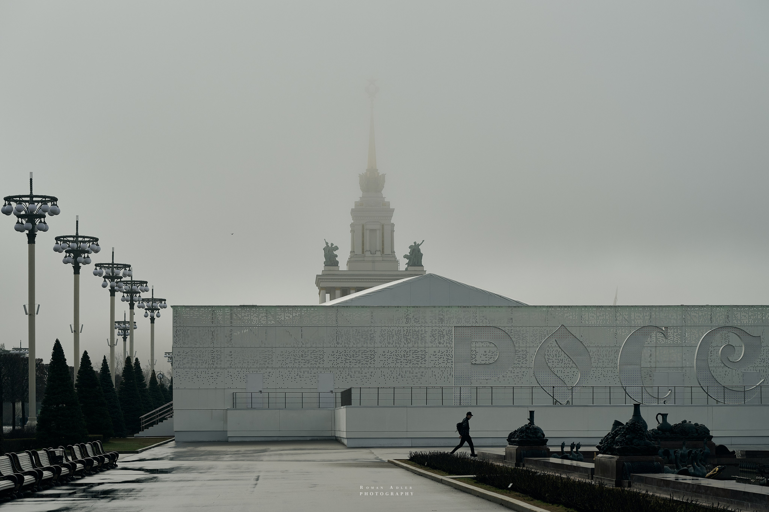Туманное утро на ВДНХ. Фотограф Роман Адлер