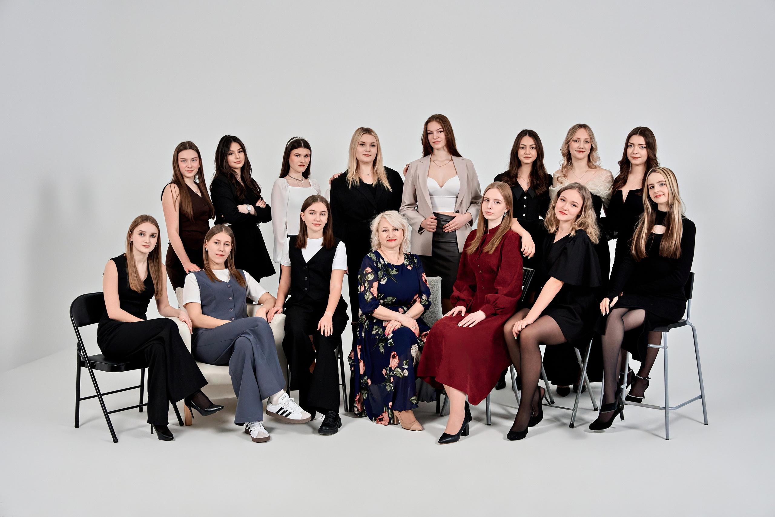 Выпускные альбомы для 9-11 классов. Фотосъёмка в студии. Калуга. Фотограф Меняйло Евгений. Свадьба. Портрет. Репортаж. Семья. Контент