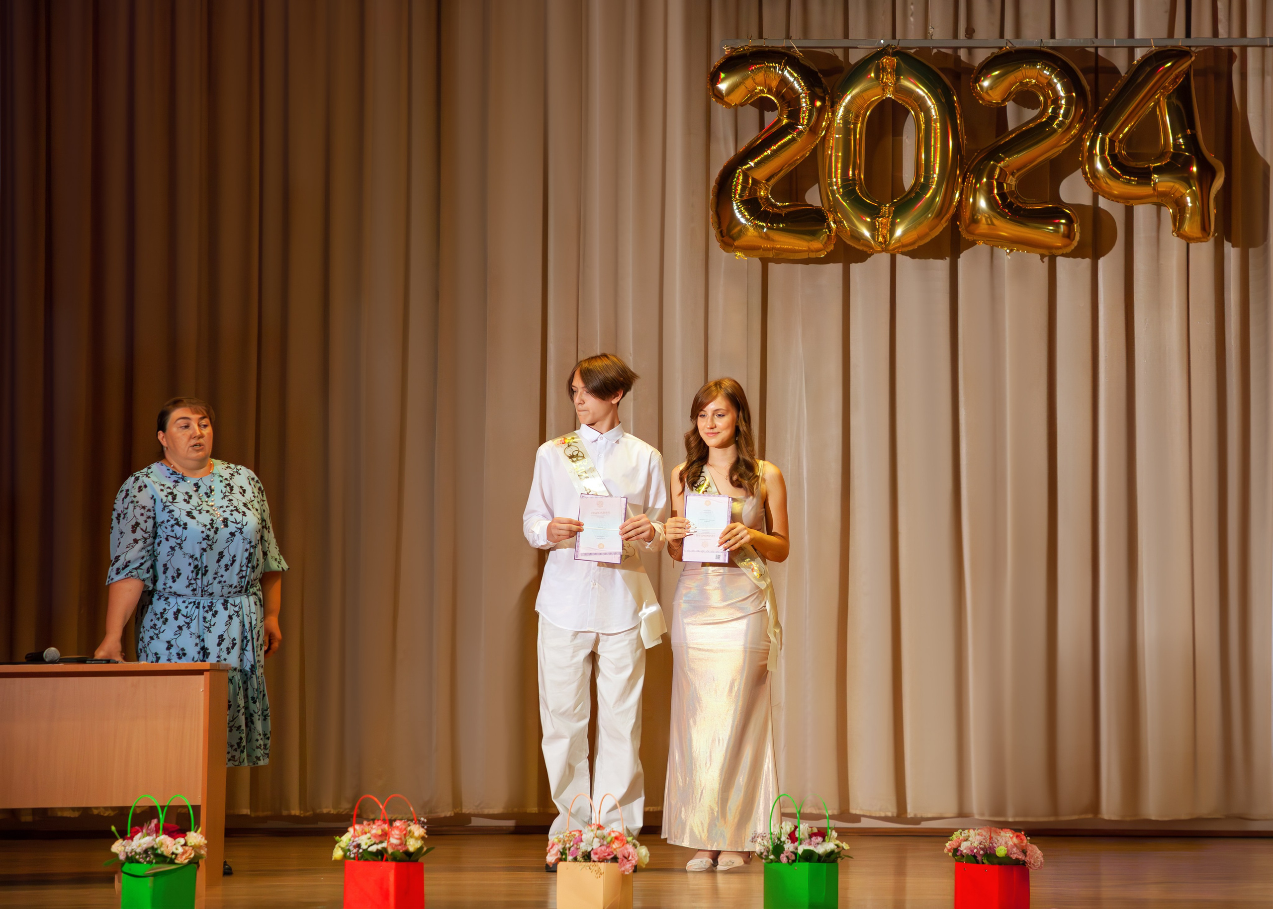 498 школа вручение дипломов, 2024. Выпускные альбомы и школьный фотограф в Подольске, Троицке, Щербинке, Москве и Московской области