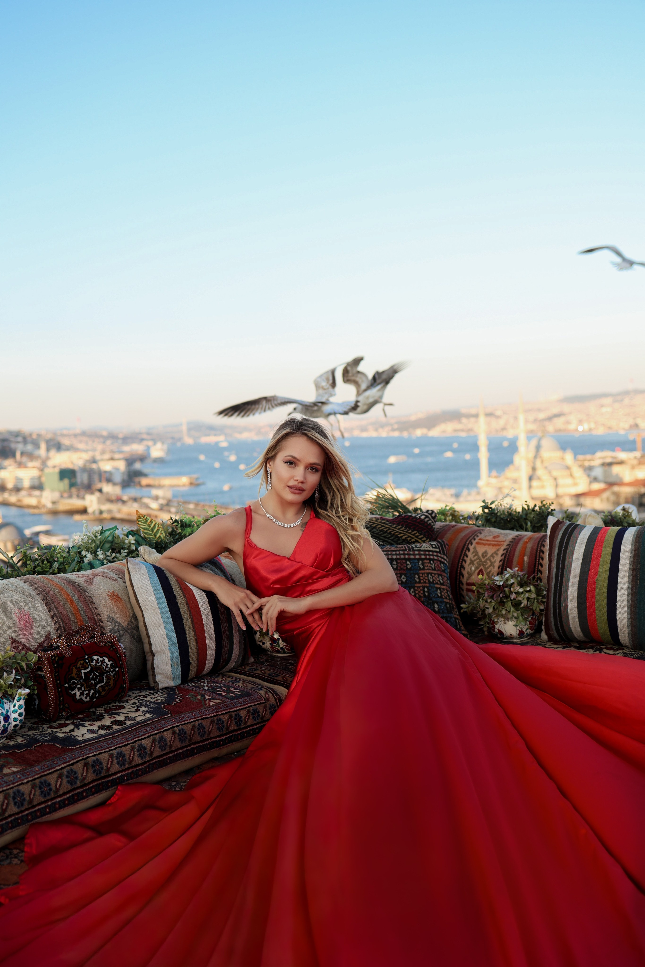 Фотосессия в летящих платьях на крыше