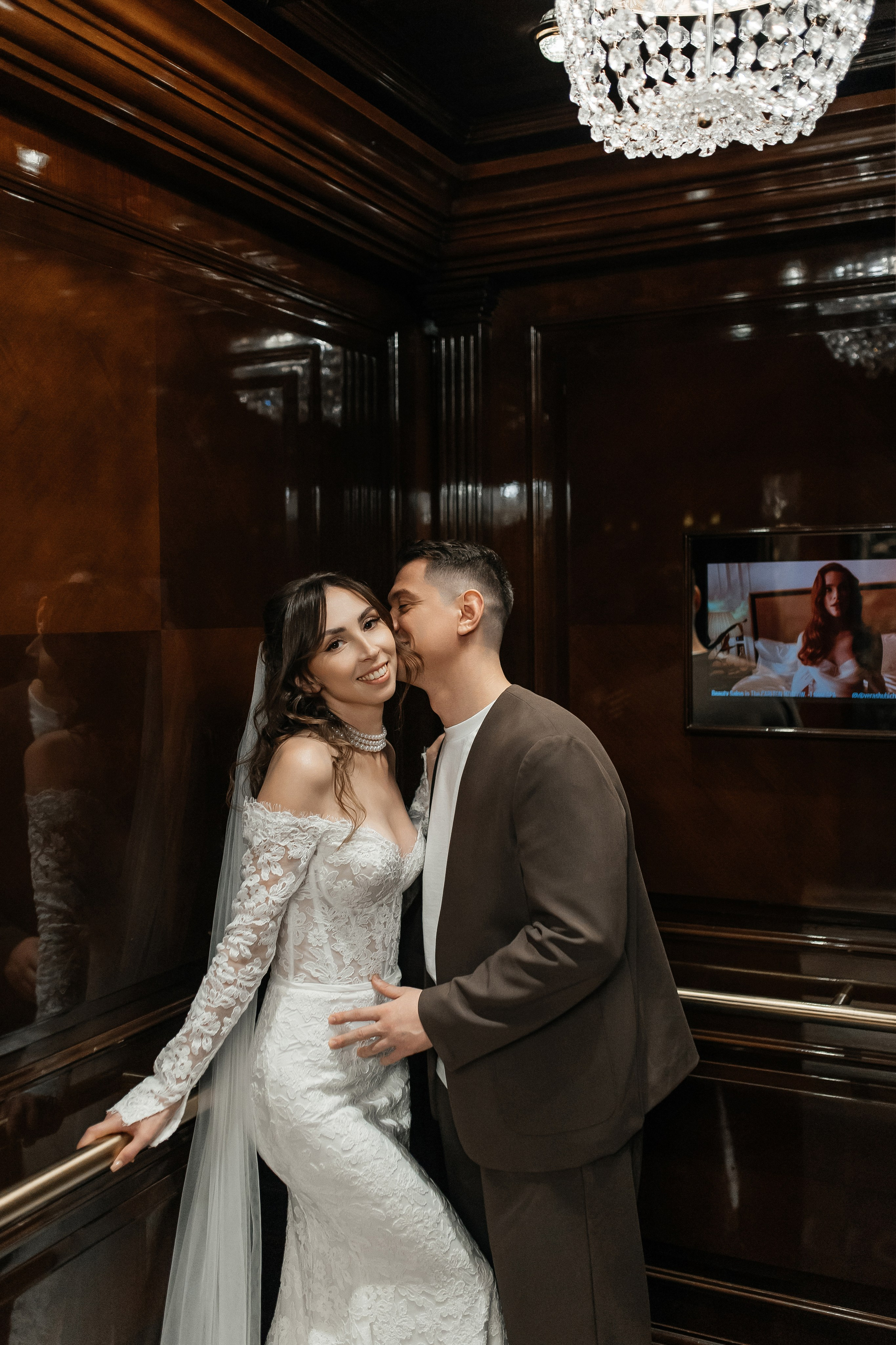 Свадебная фотосессия в лифте отеля Карлтон Москва