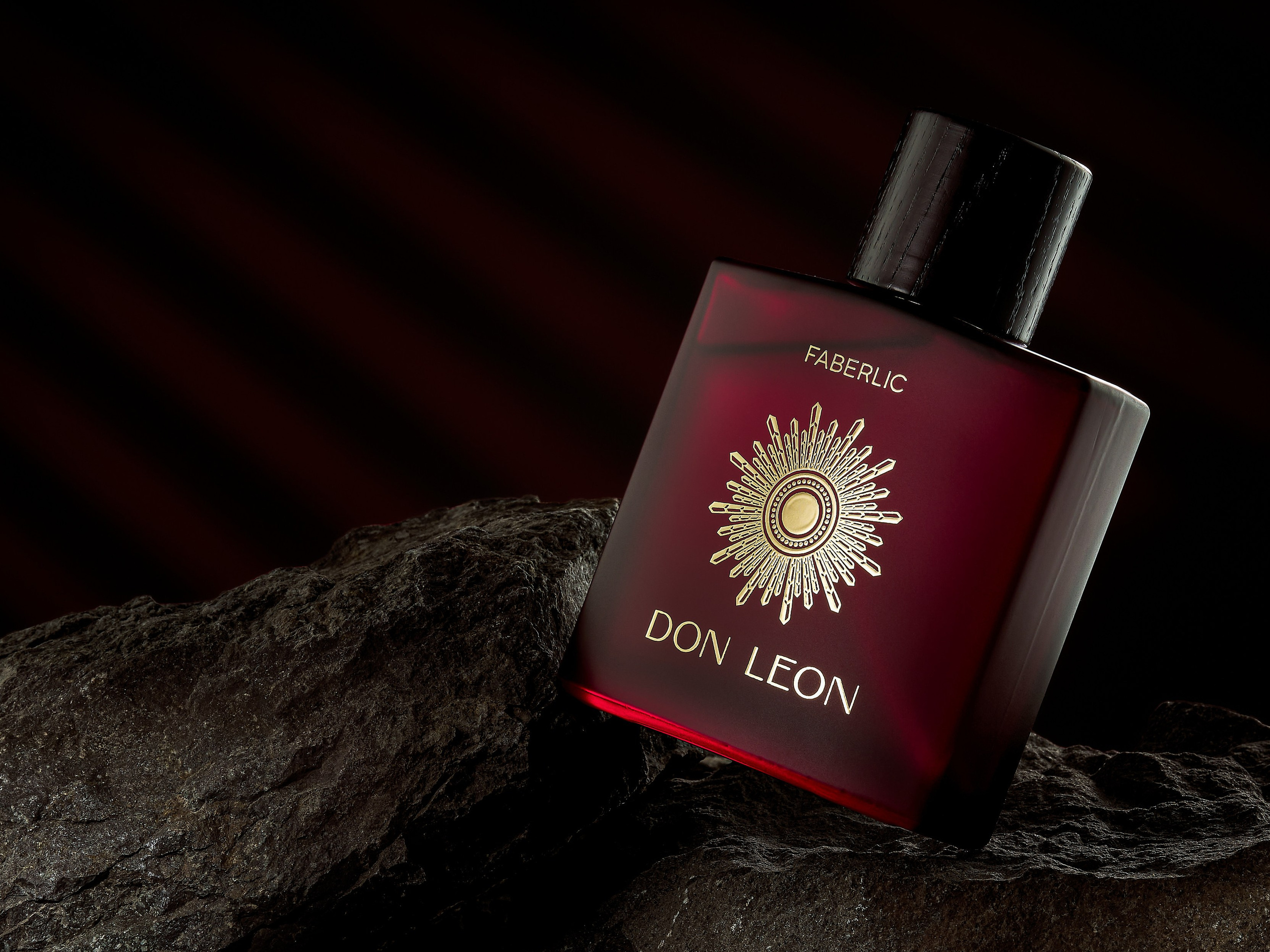 Мужской парфюм Don Leon на тёмной ткани и камне