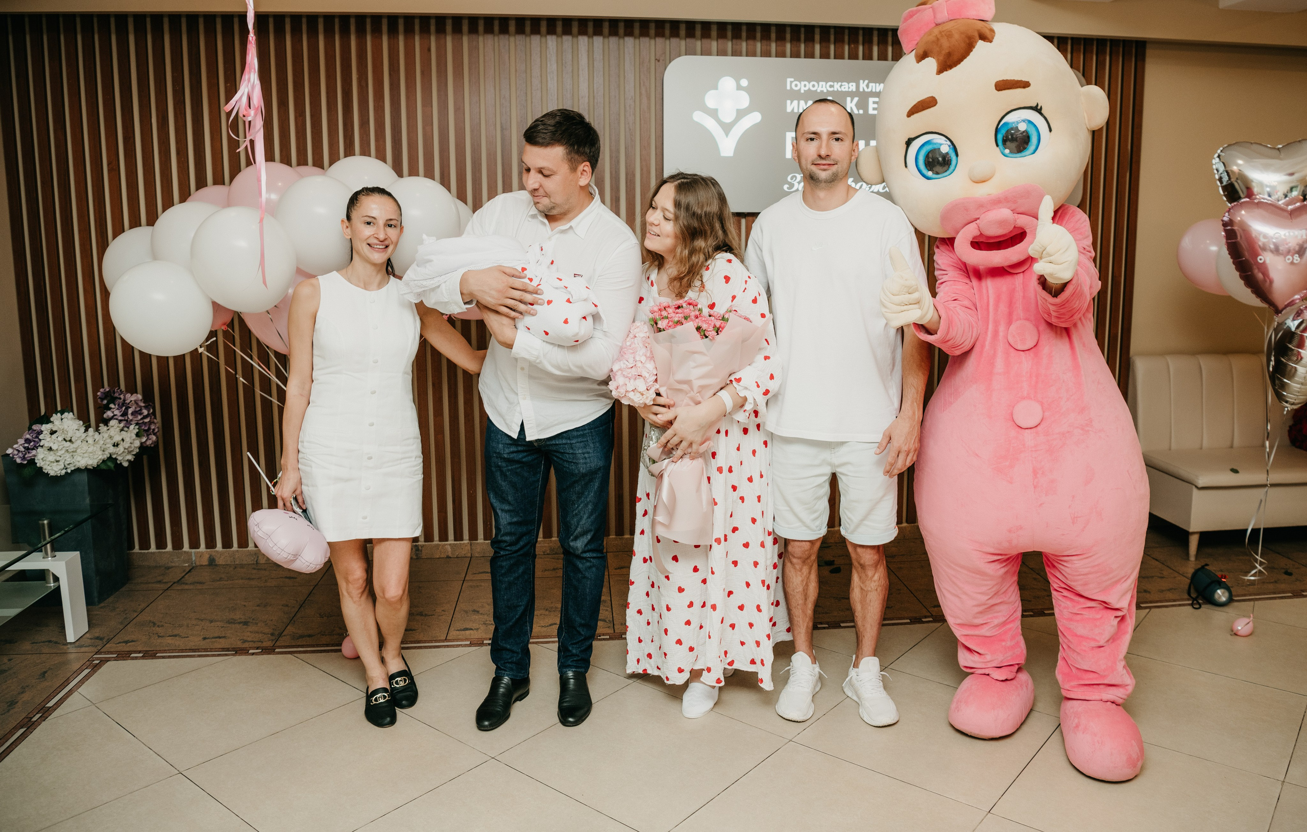 Выписка Софии в ГКБ Ерамишанцева. Фотограф на выписку из роддома в Москве и МО