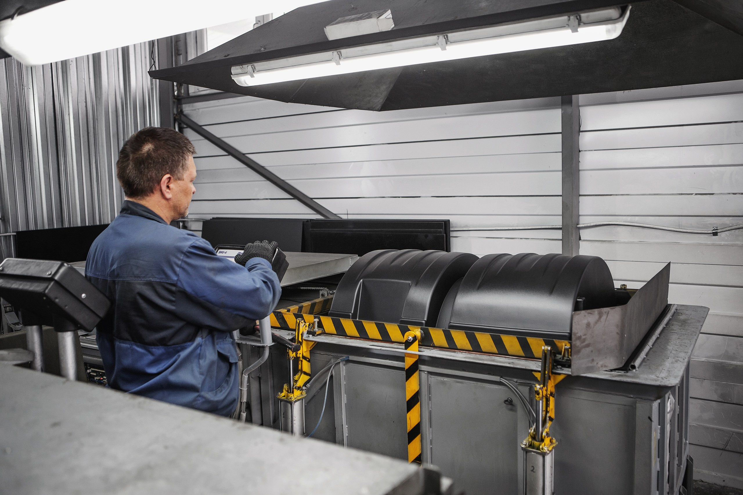 сотрудник предприятия за работой фото