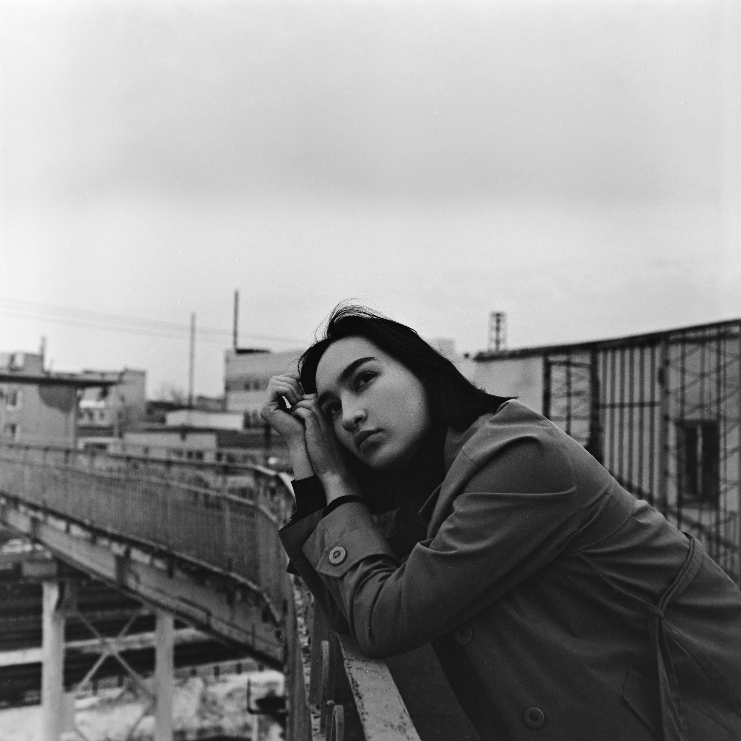 Портретная съемка в индустриальной части города на черно-белую пленку