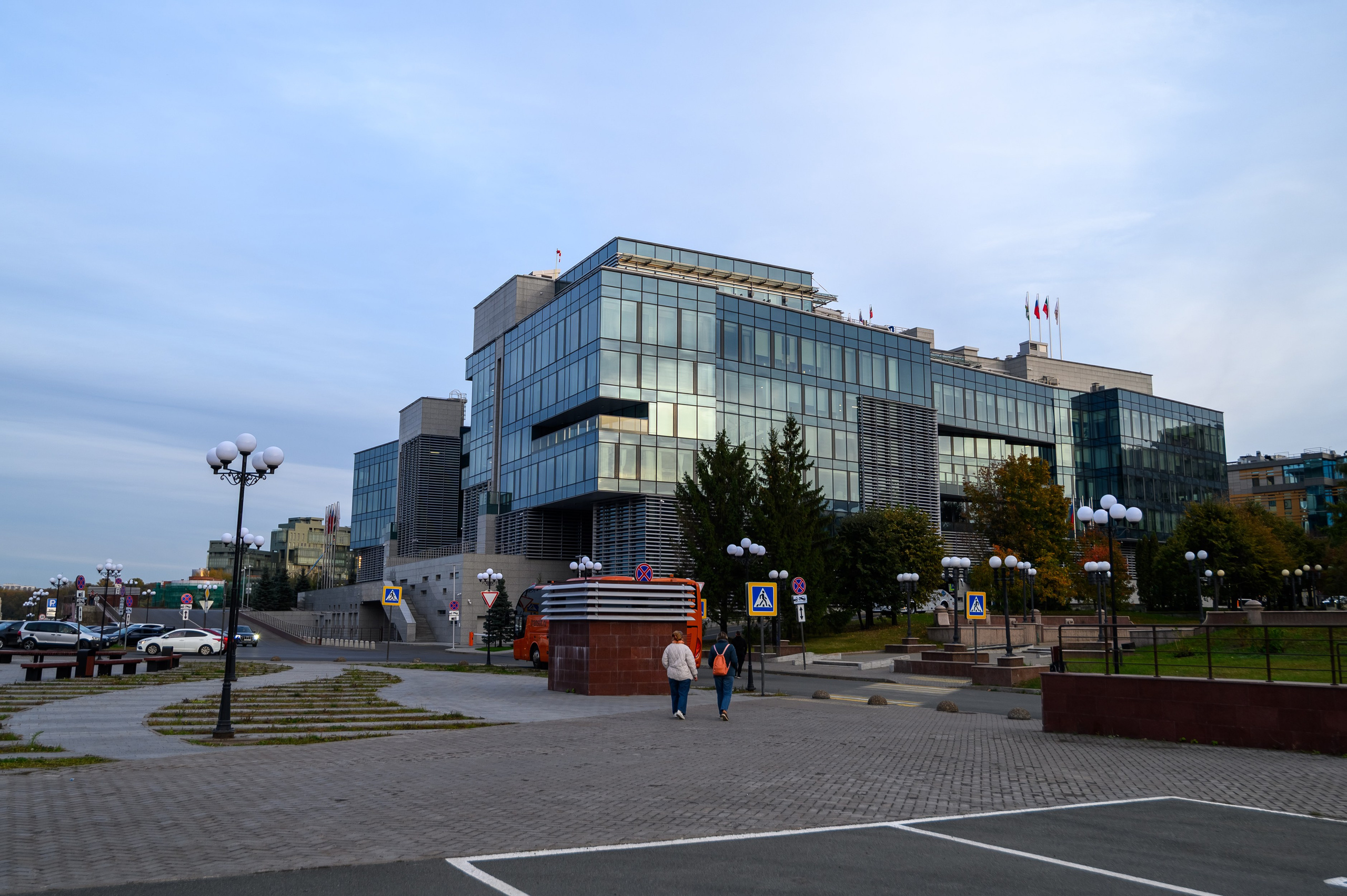 Деловой центр Казани с минималистичной архитектурой и широким пространством для портретной фотосъемки на улице