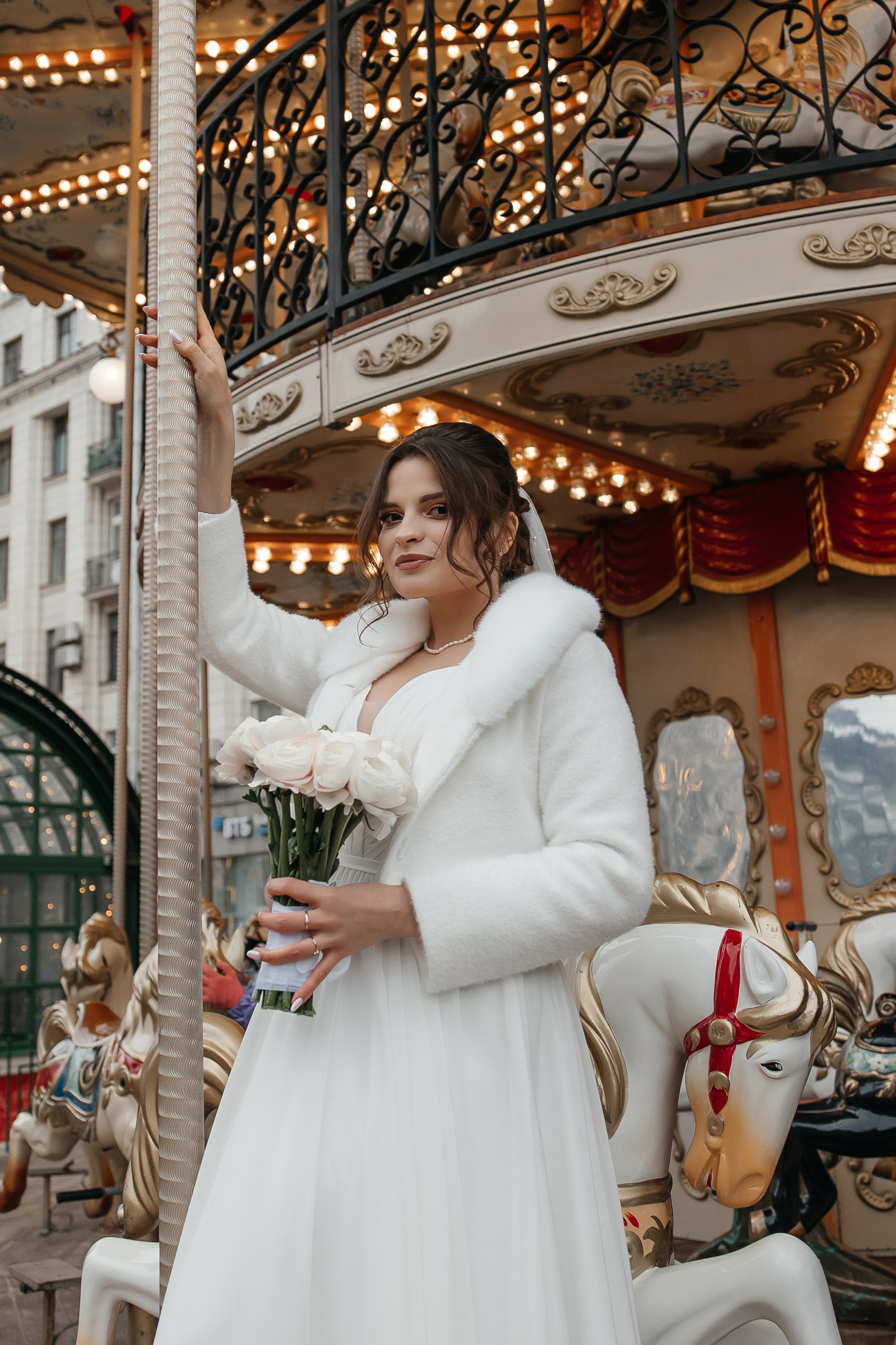 Свадебная фотосессия на Новогодней карусели на ярмарке в Москве