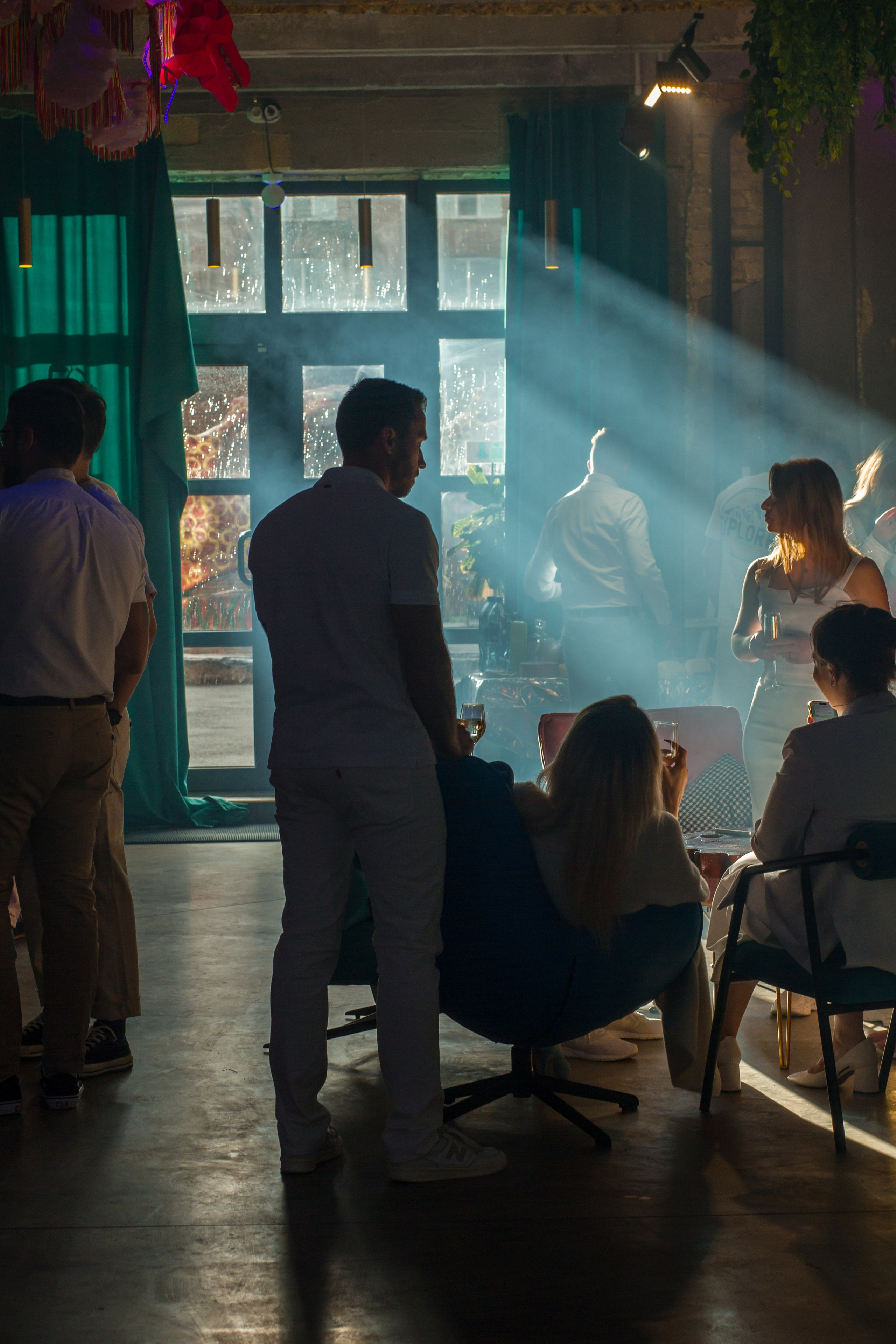 Атмосферный день рождения на закате в Севкабель лофт. Свадебный, семейный и контент фотограф в Санкт- Петербурге Елена Грие