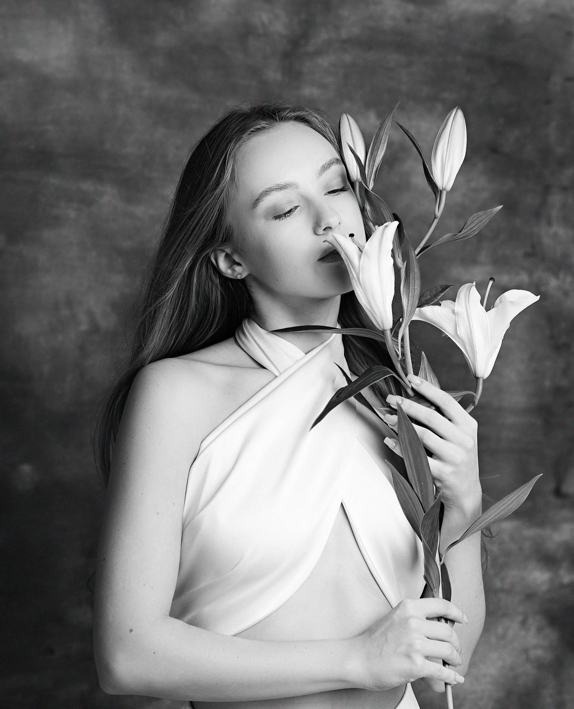 Черно-белый женский портрет, студийный женский портрет в черно-белом стиле, женский портрет в черно-белом стиле фотосессия с цветами, черно-белый женский портрет в классическом стиле, имиджевый женский портрет в черно-белом стиле, творческая фотосессия для женщин в черно-белом стиле.