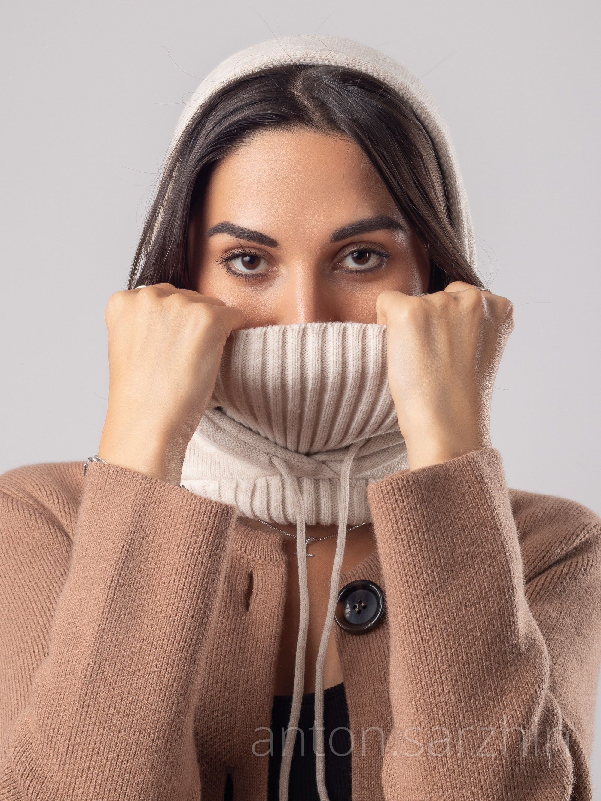 Капор женский на модели в студии