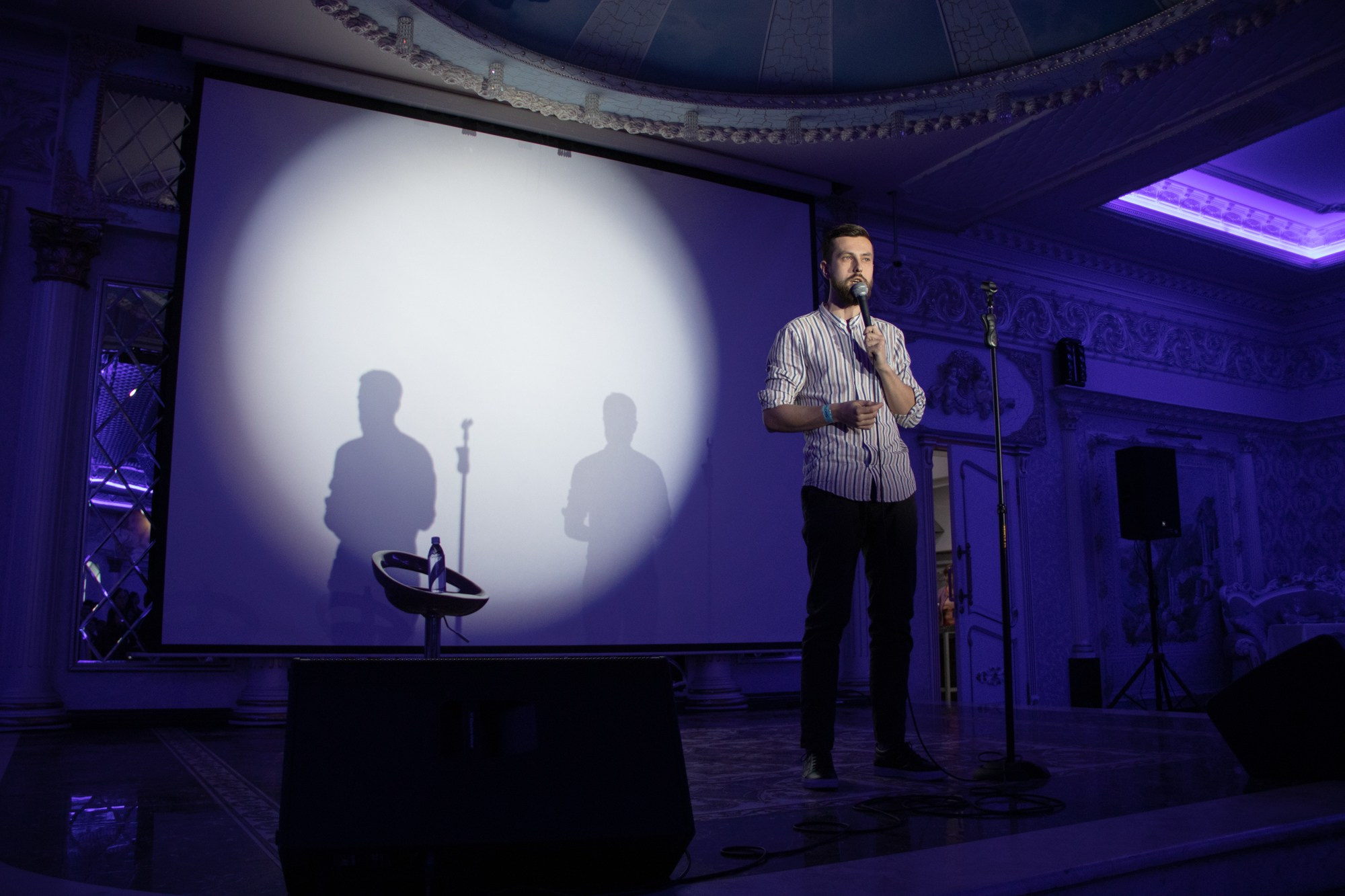 Выступление стендап-комика Дмитрий Романов. Репортажный, промышленный и маркетплейс-фотограф Дмитрий Чернат