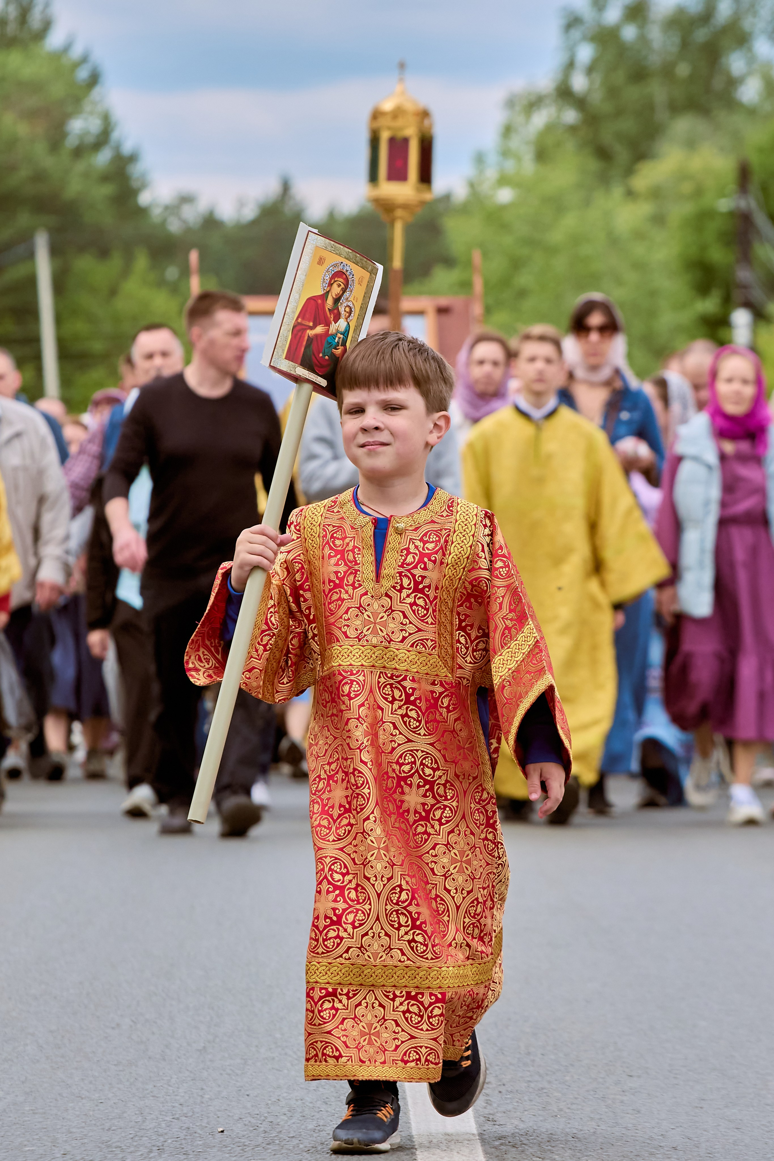 Важно шагаем впереди на Крестном Ходе в Дзержинске Маленький Алтарник в облачении.