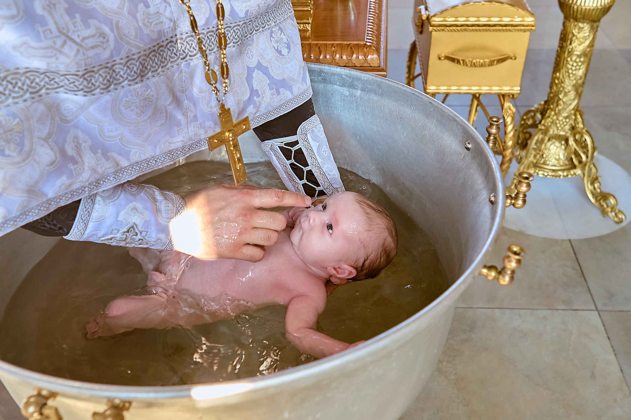 Момент погружения ребенка в святую воду. Православный портретный фотограф г. Дзержинск,