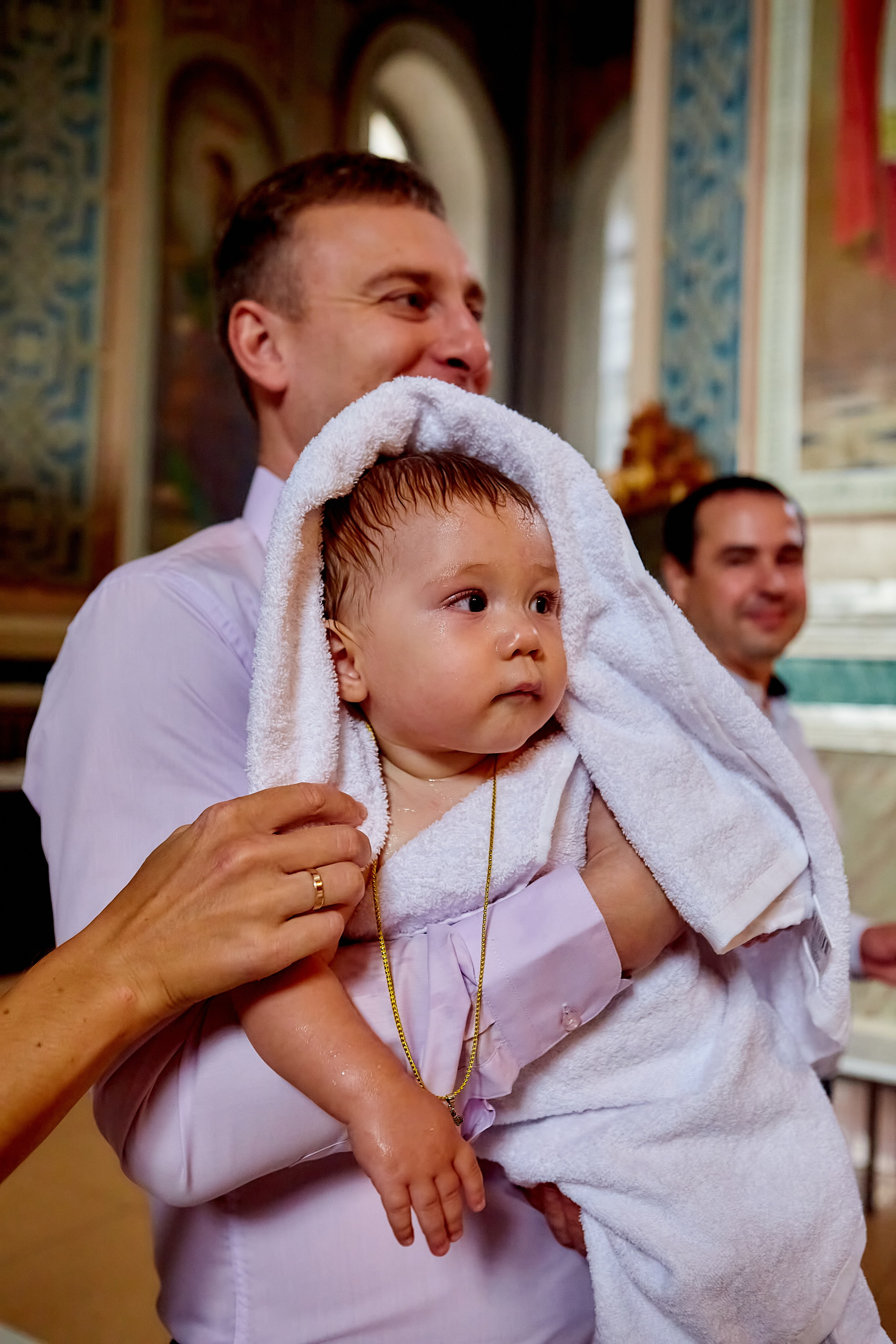 Малыш у крестного папы на руках