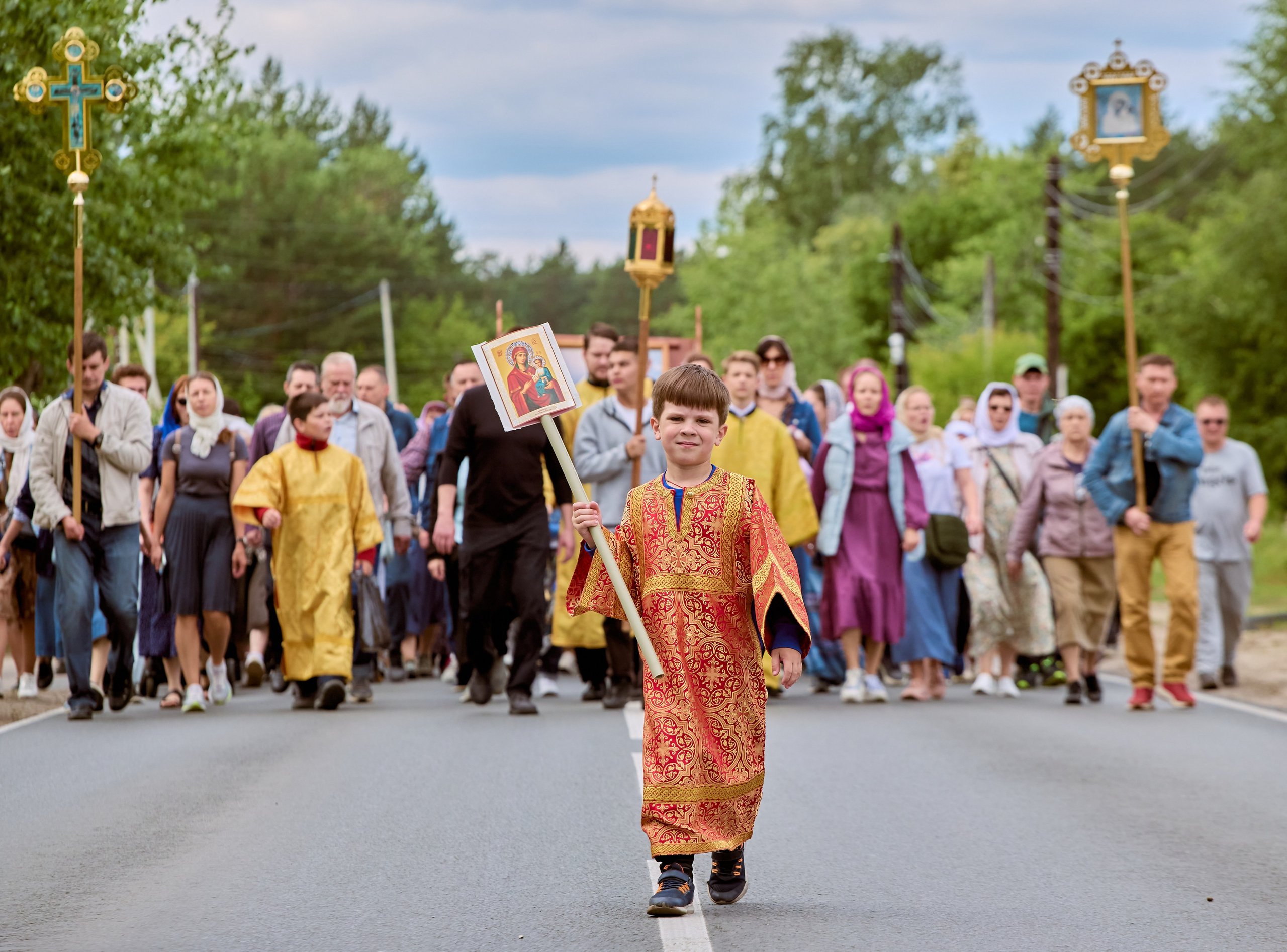 Маленький алтарник с иконой шествует впереди на Крестном Ходе в Дзержинске