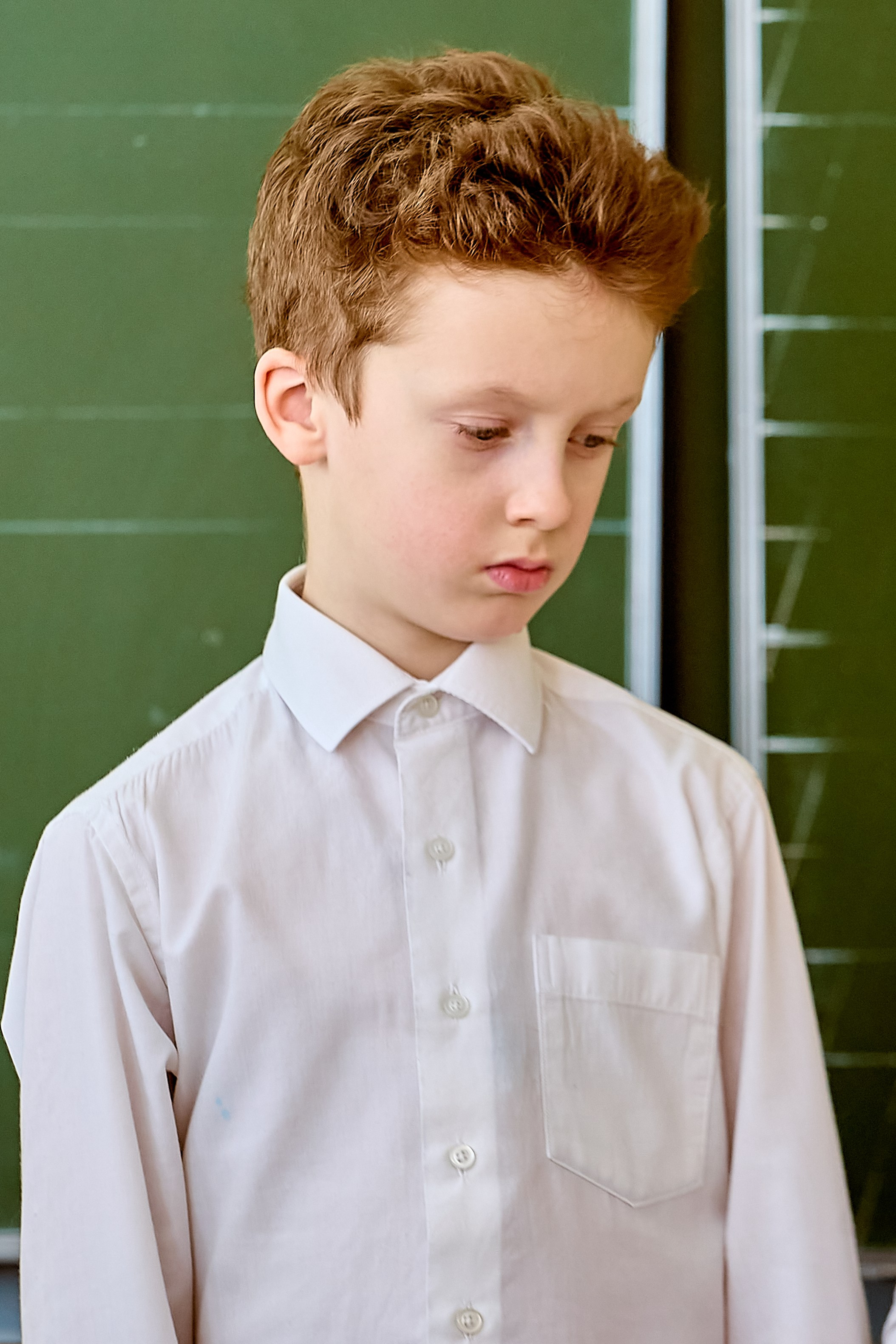 У доски ответ на уроке. Портрет первоклассника. Детский портрет.