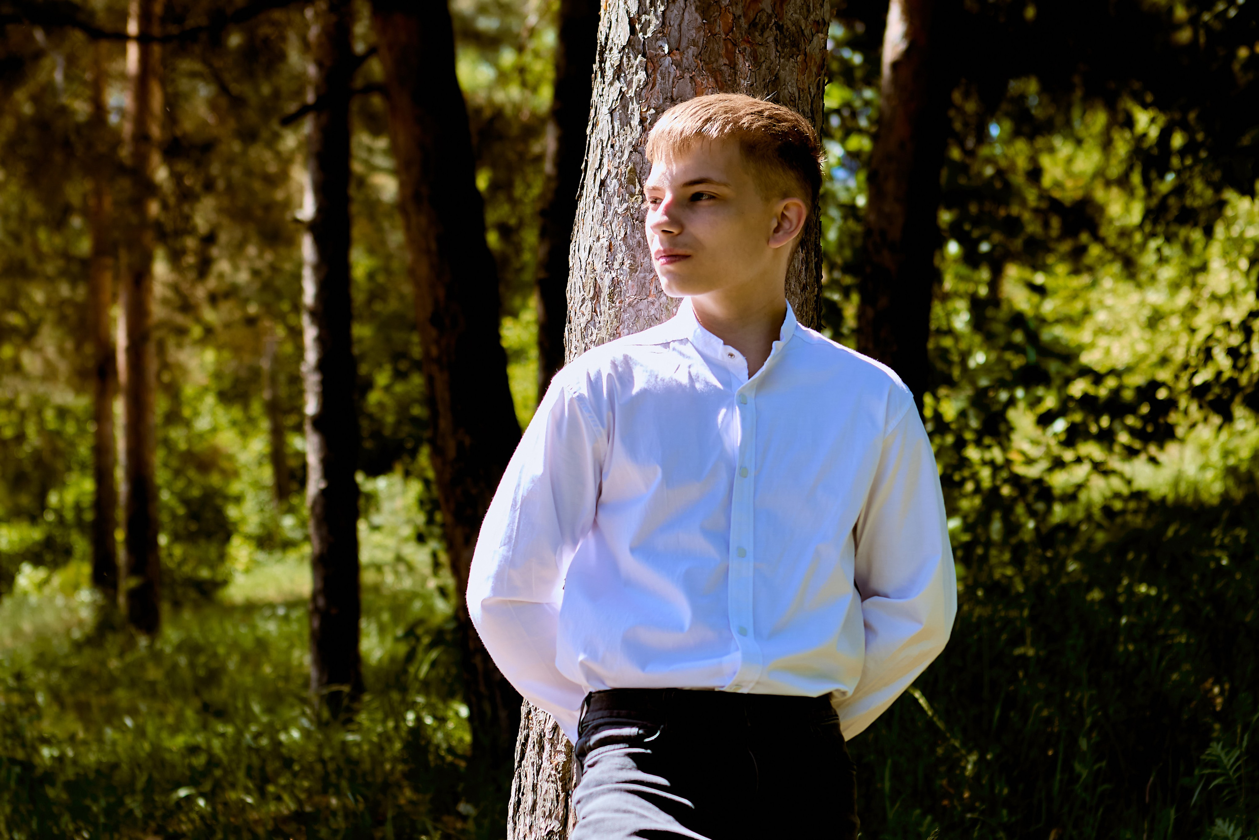 Светлый и трогательный портрет подростка на творческой прогулке, кадр православного фотографа Николая Голованова, г. Дзержинск.