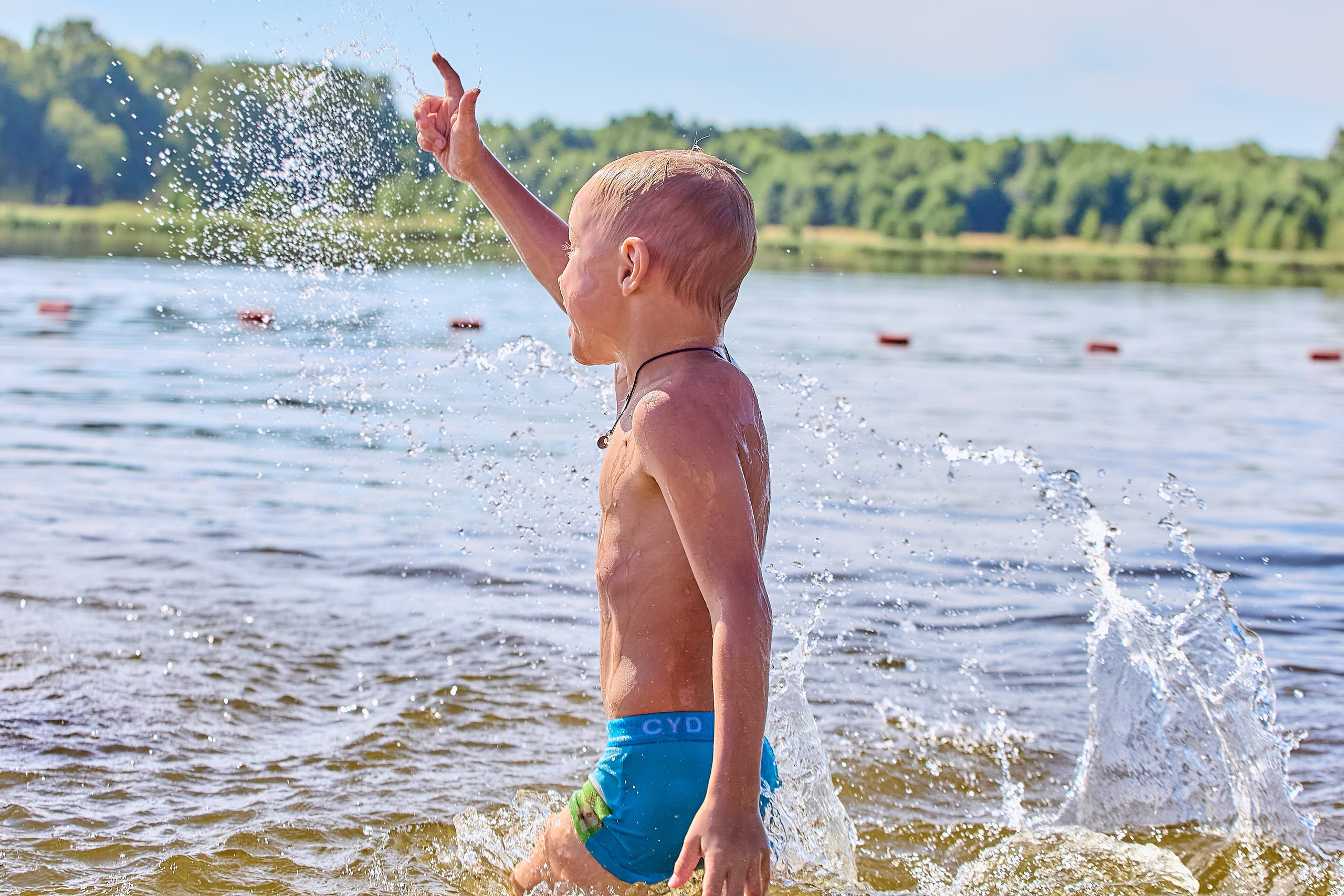 Семейная прогулка летом на озере