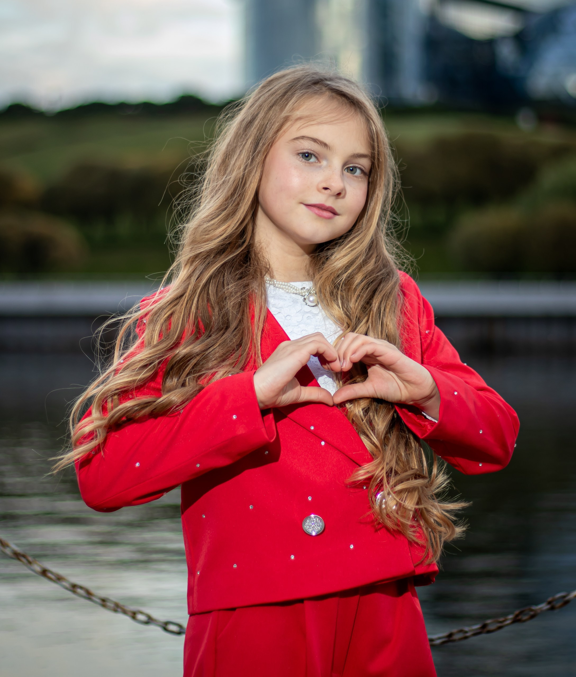 Девочка показывает жесты сердечка — фотограф Карасёва Елена 