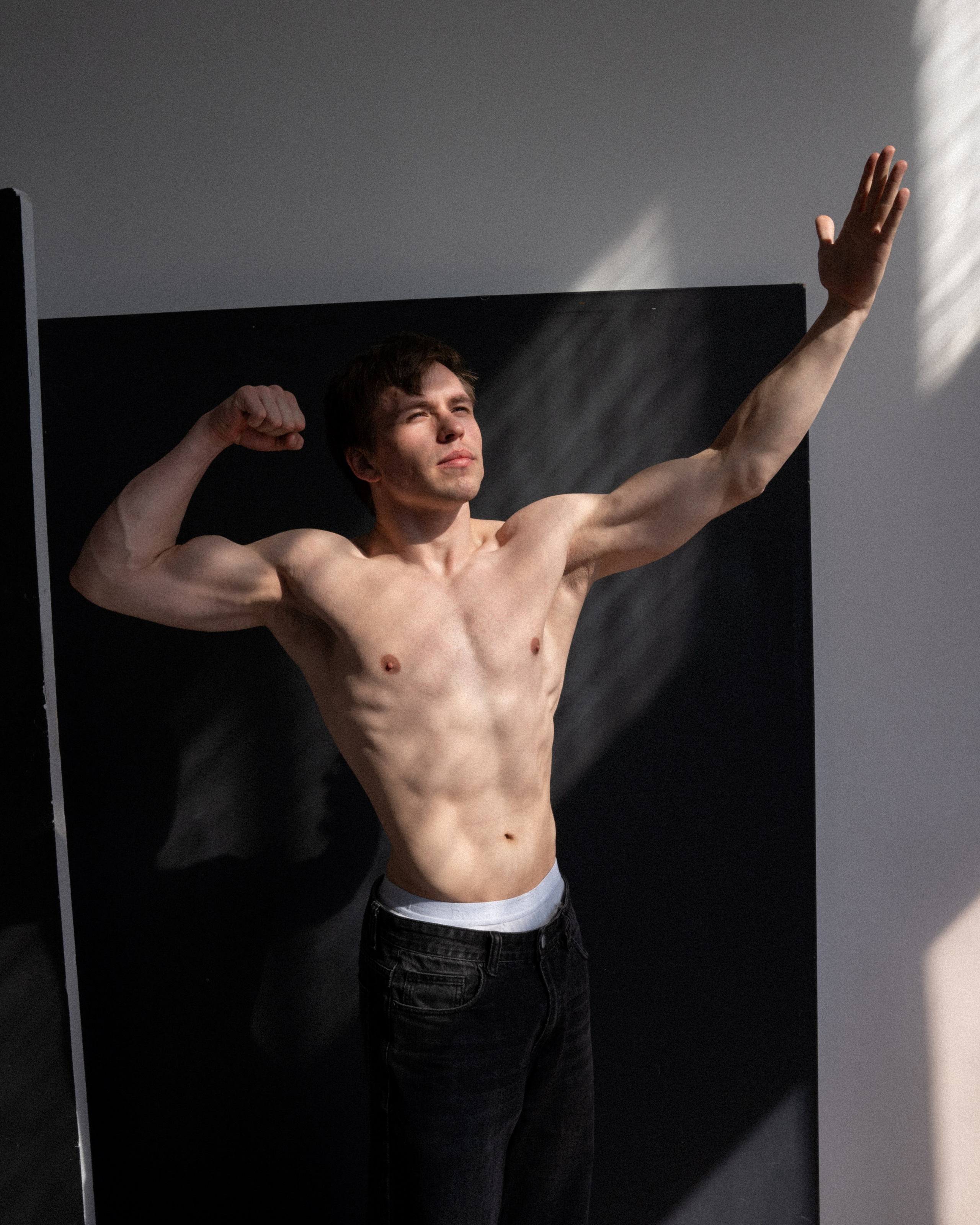 портрет мужчины с голым торсом в студии