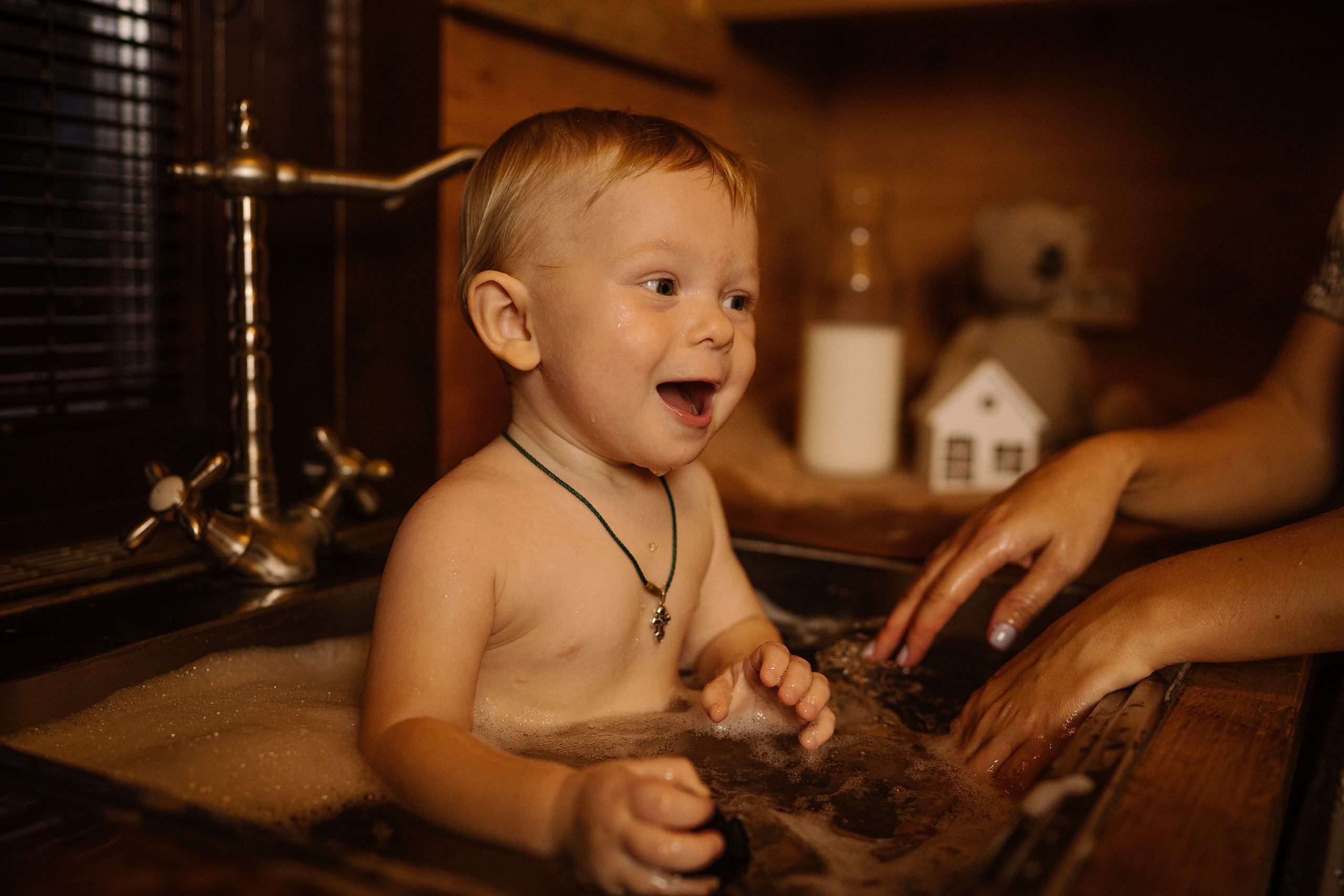 Домашние купания малыша. Искренний фотограф