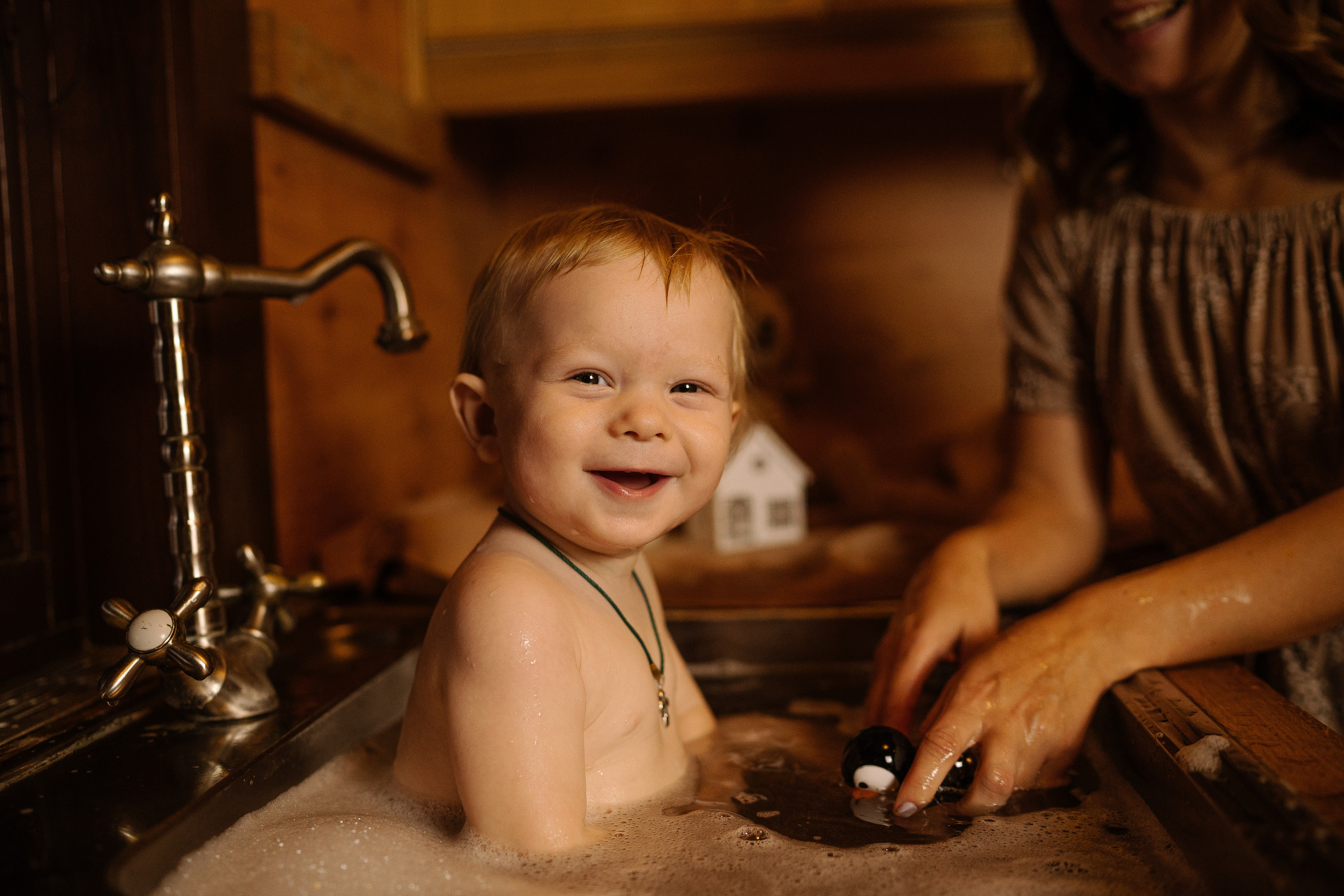 Домашние купания малыша. Искренний фотограф