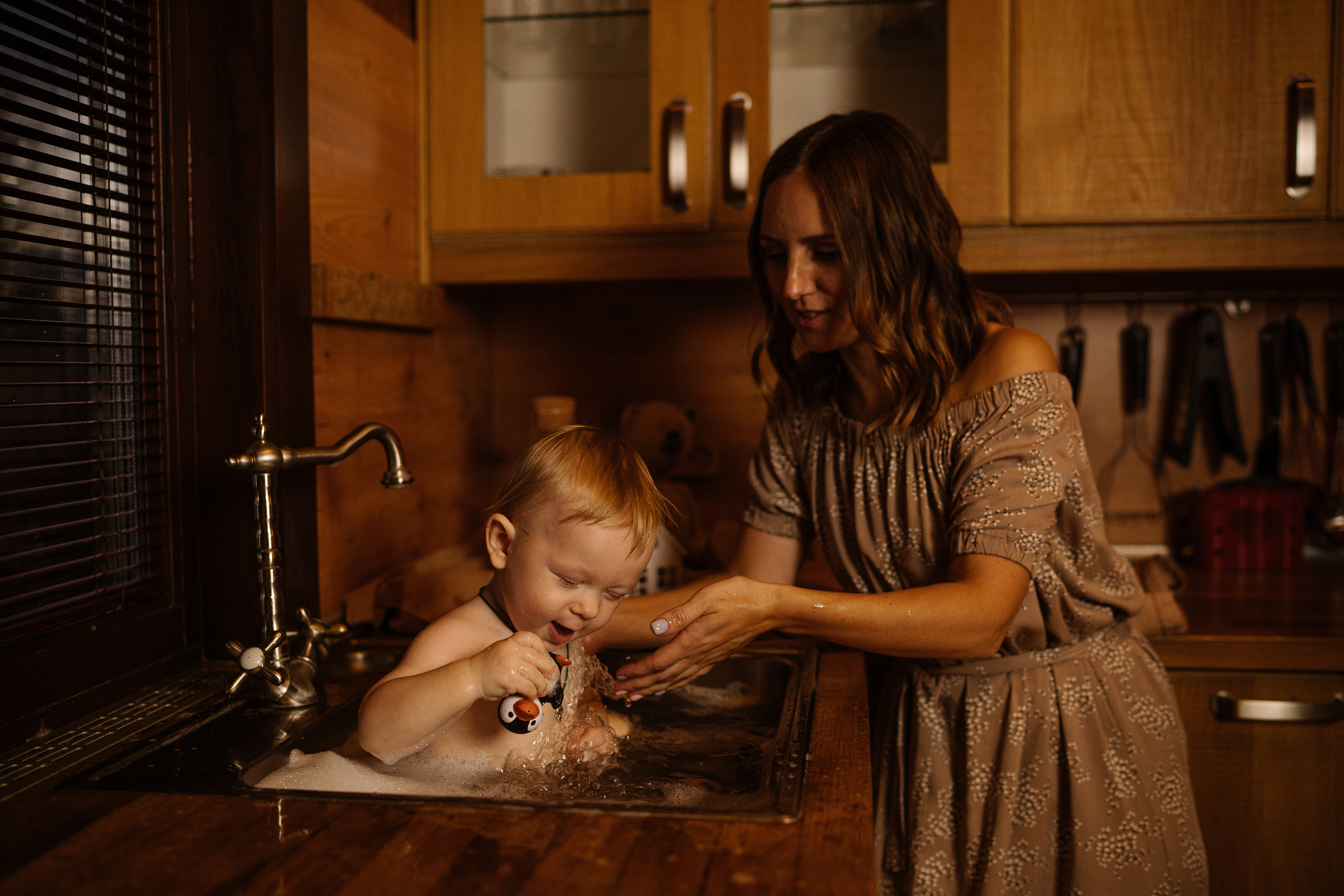 Домашние купания малыша. Искренний фотограф