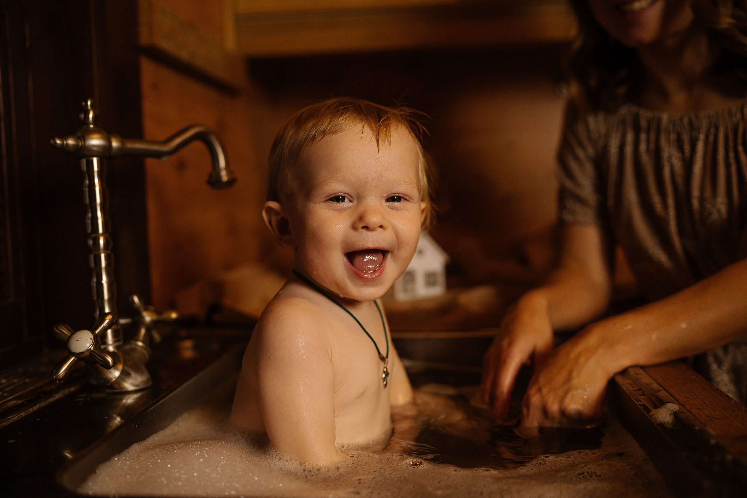 Домашние купания малыша. Искренний фотограф