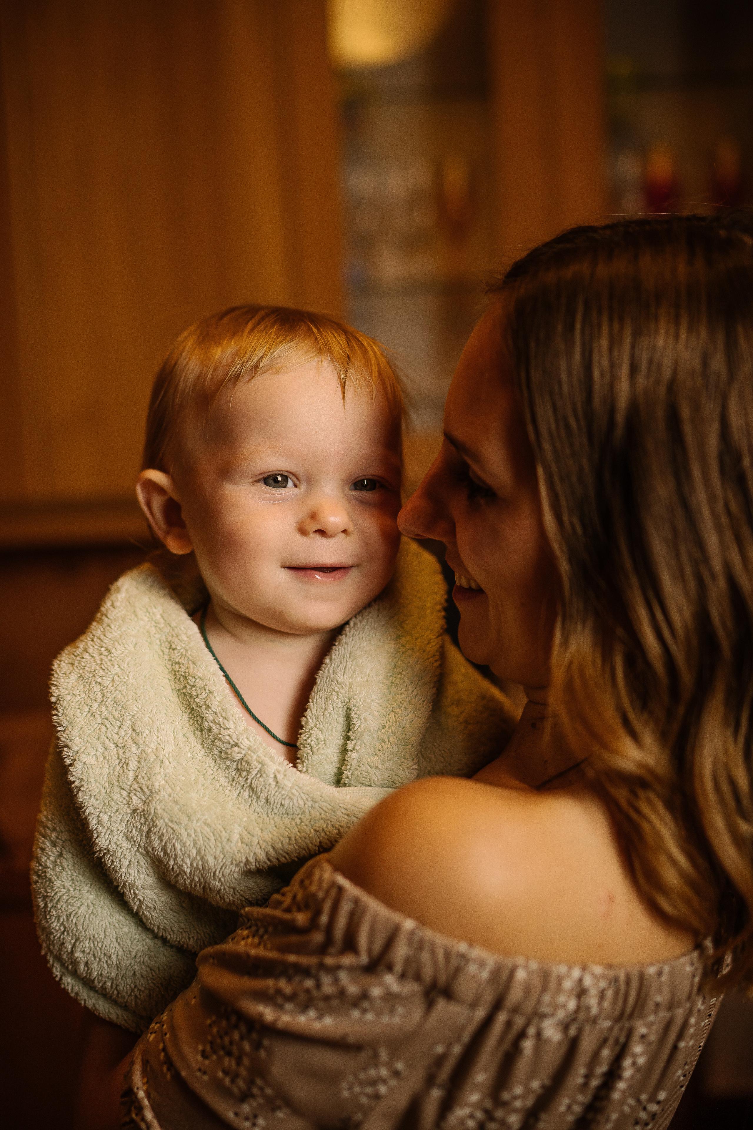 Домашние купания малыша. Искренний фотограф