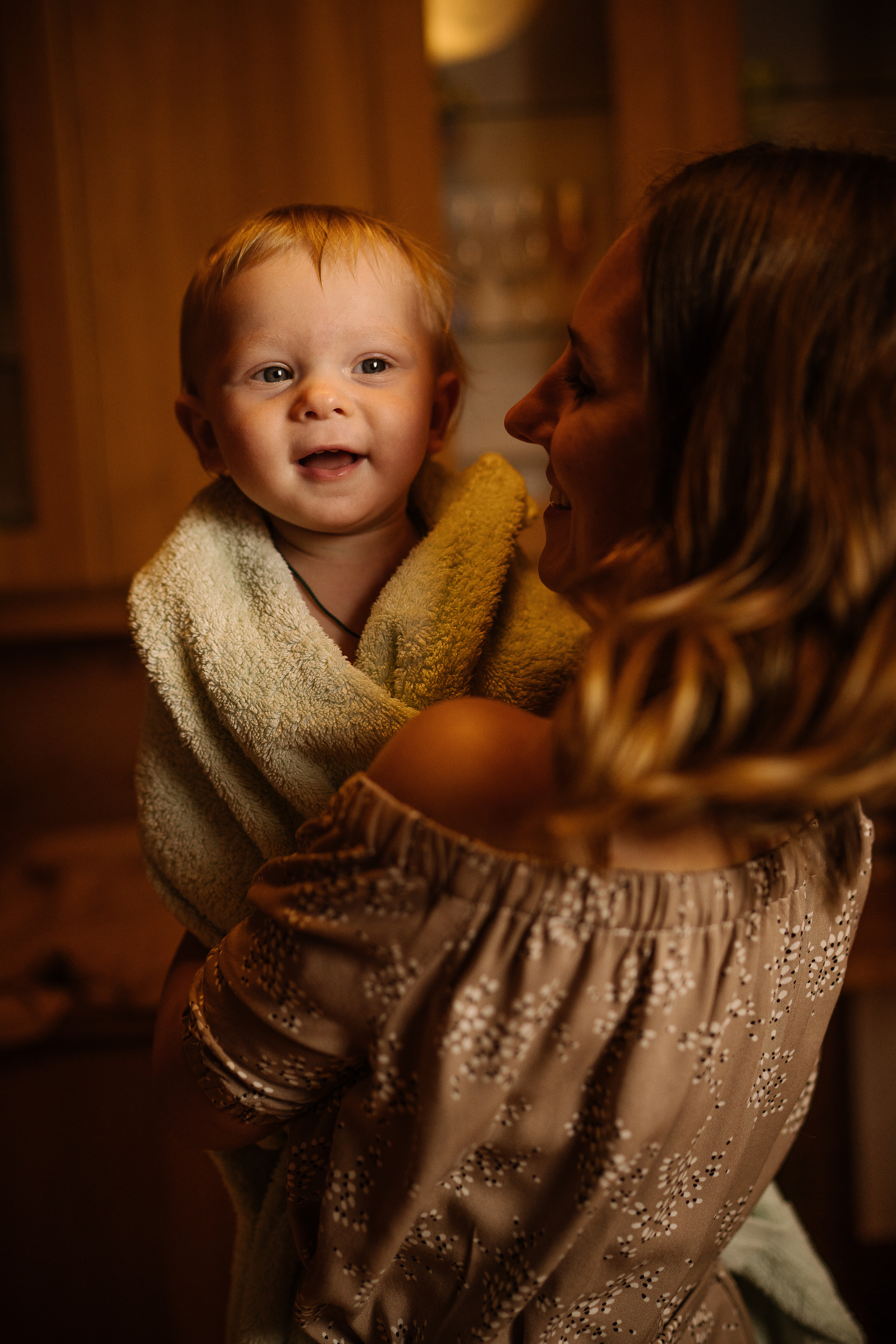 Домашние купания малыша. Искренний фотограф