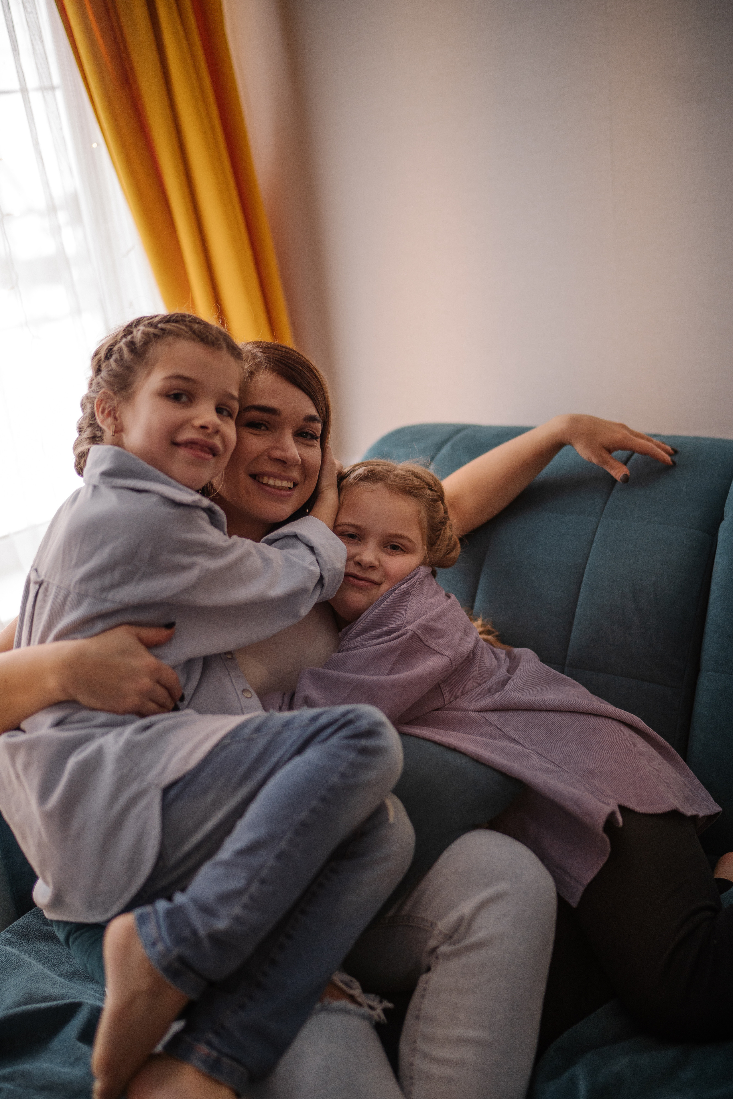 Таня, Вика и Алиса и кот Марс. Искренний фотограф