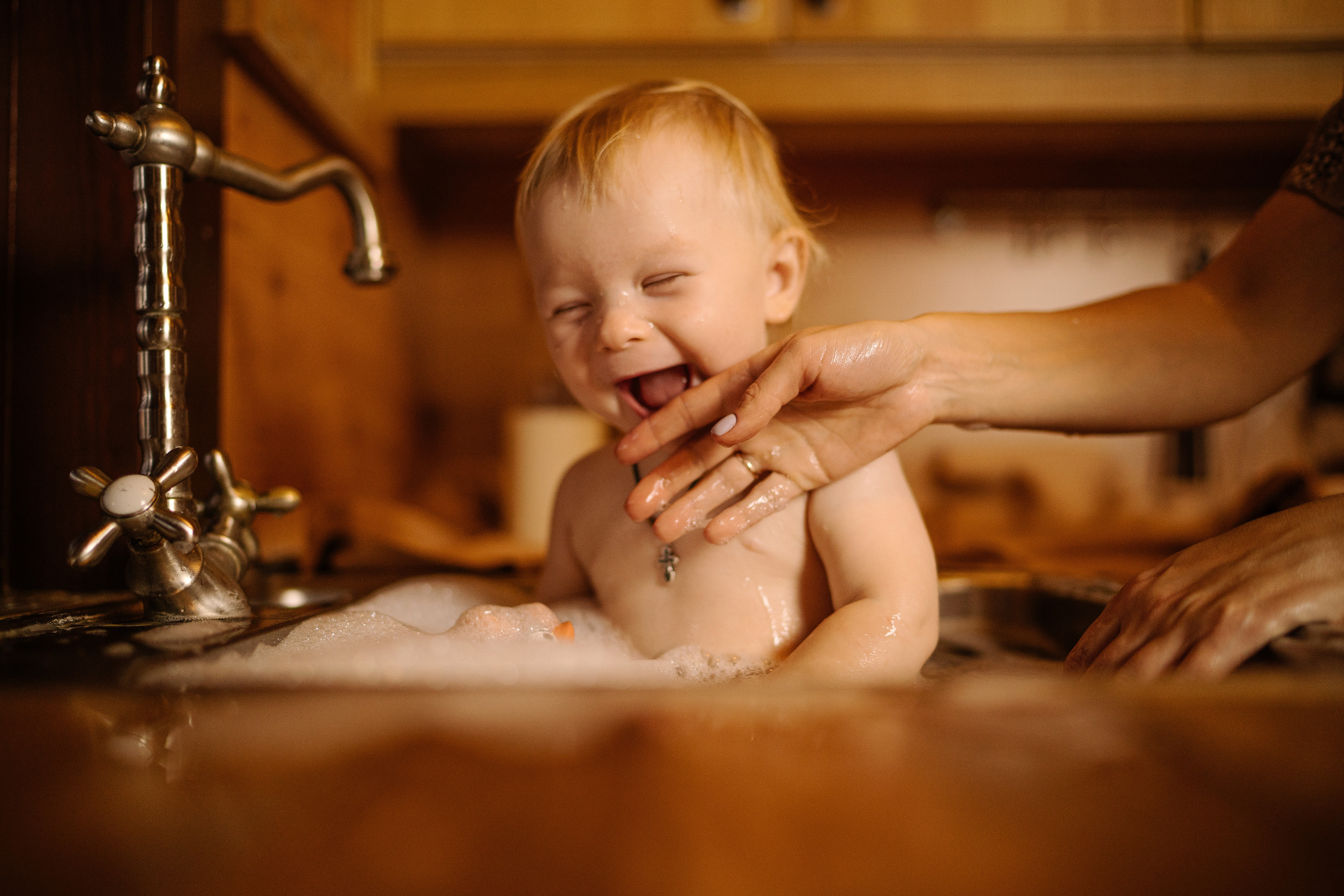 Домашние купания малыша. Искренний фотограф