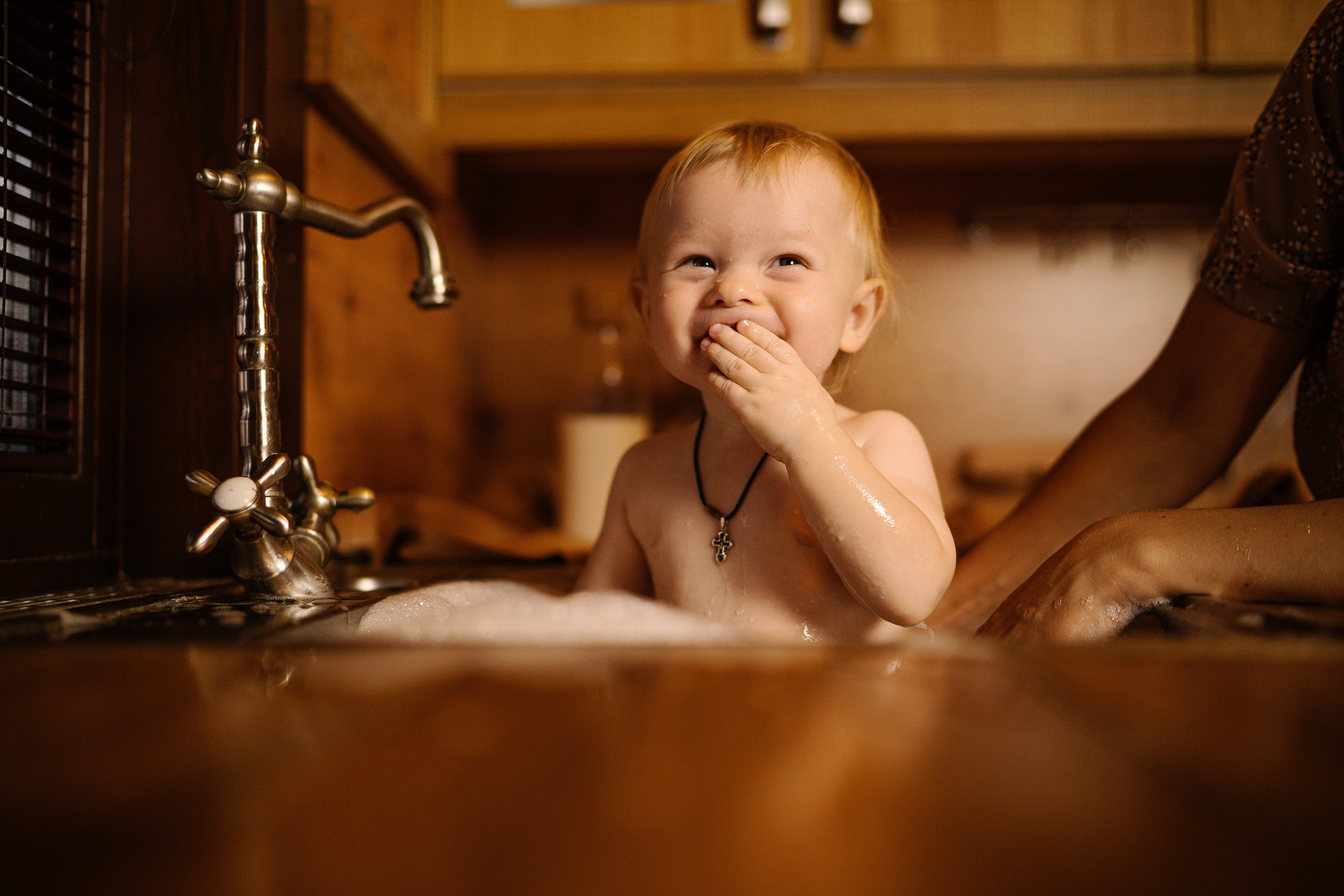 Домашние купания малыша. Искренний фотограф