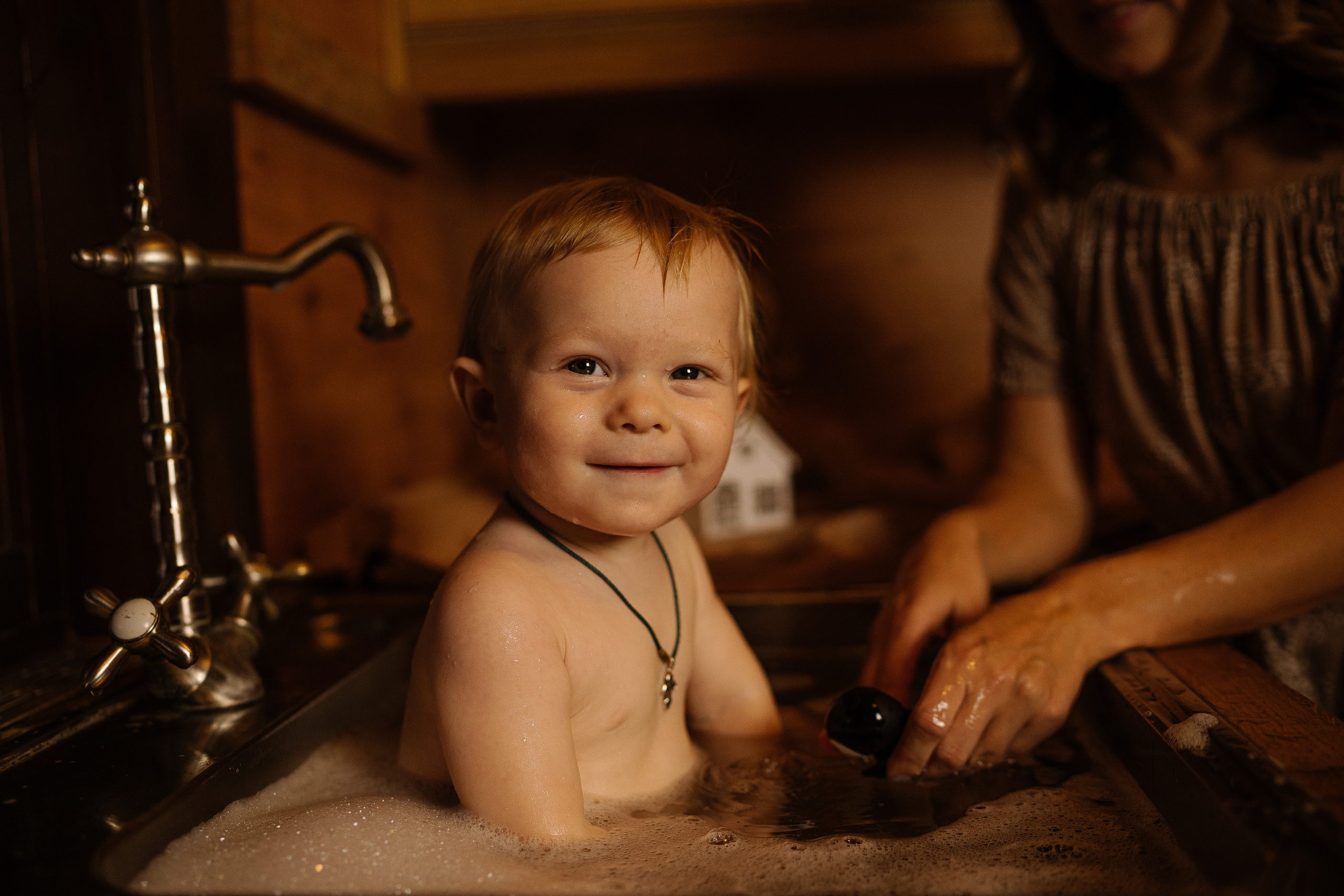 Домашние купания малыша. Искренний фотограф