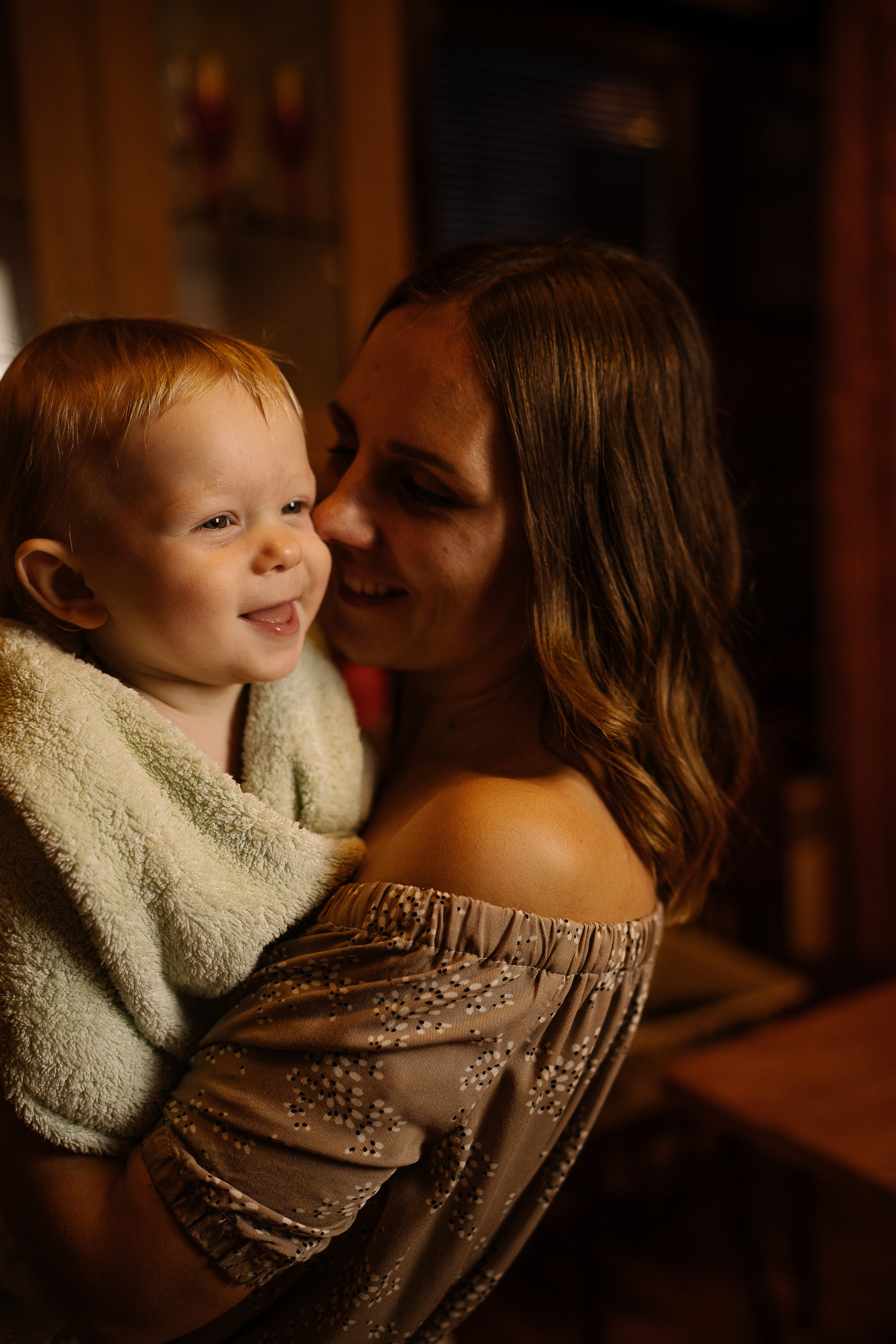 Домашние купания малыша. Искренний фотограф