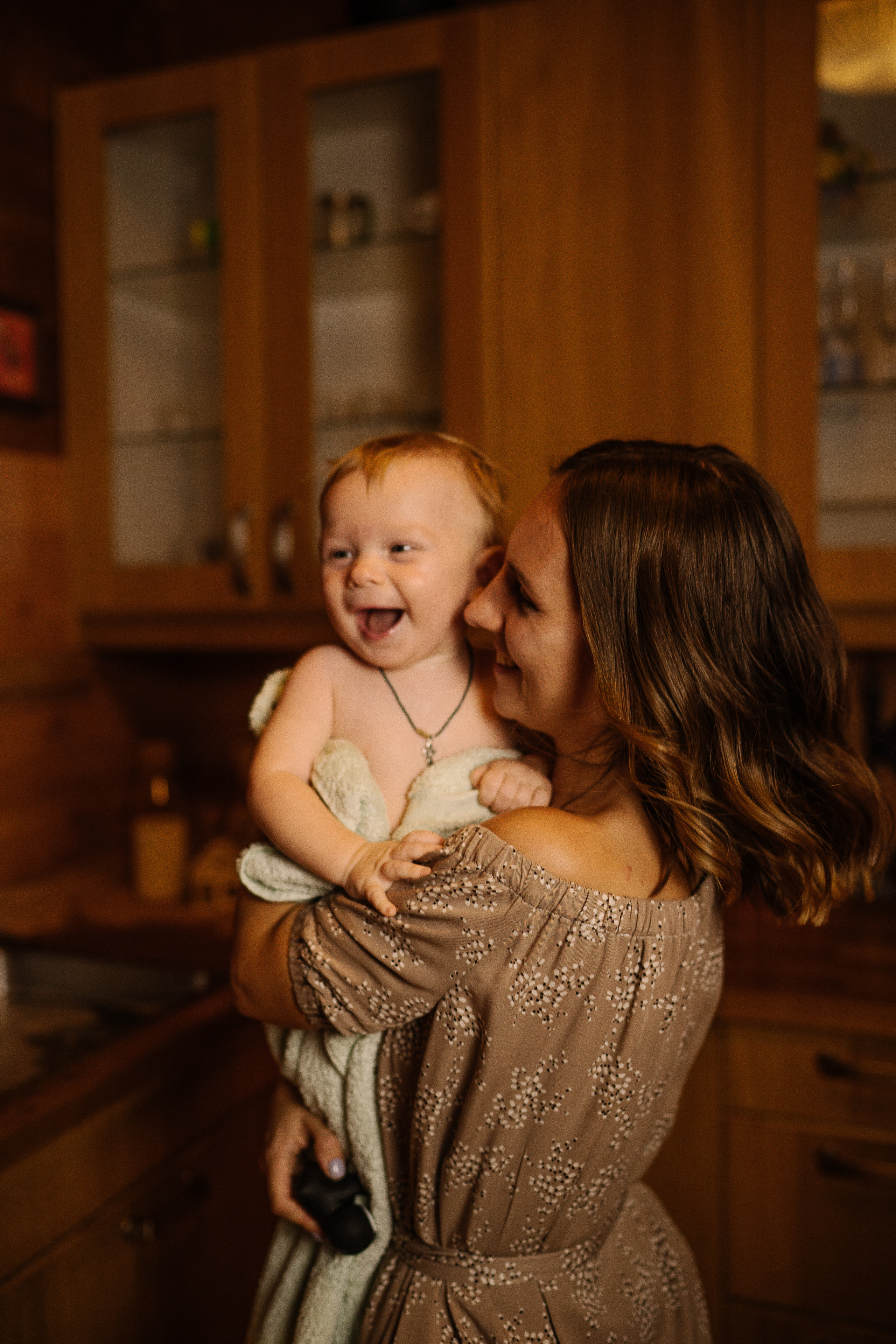 Домашние купания малыша. Искренний фотограф