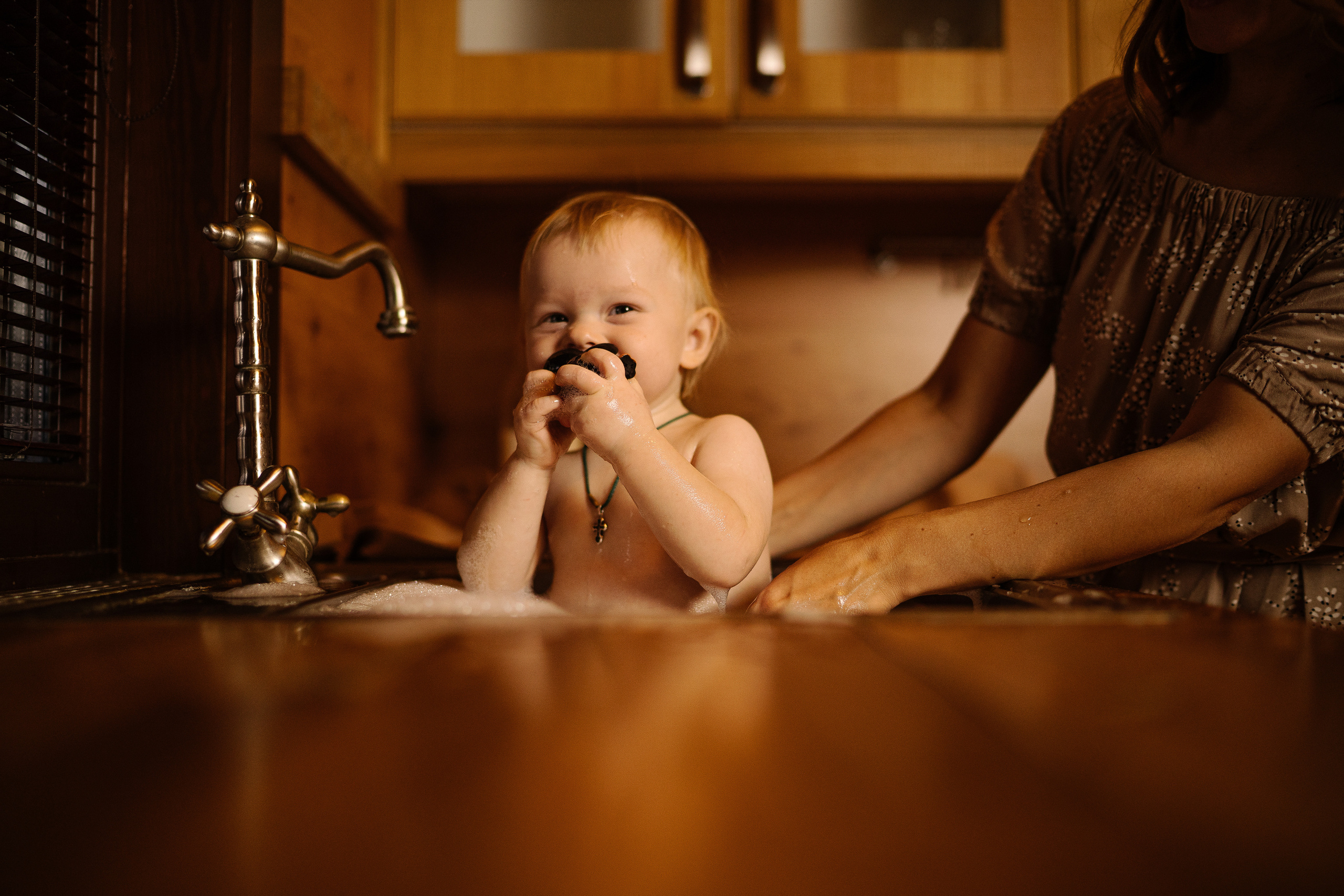 Домашние купания малыша. Искренний фотограф