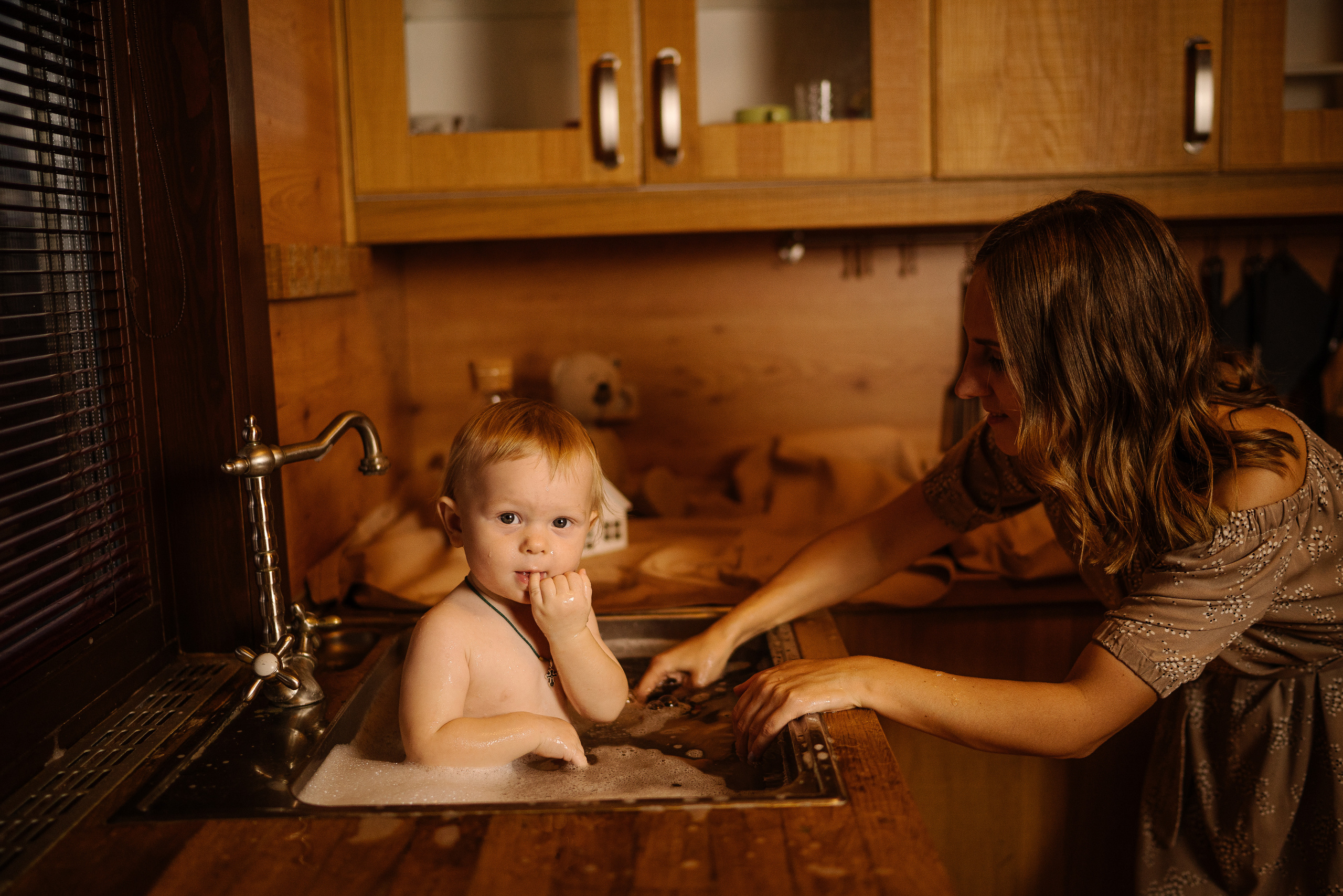 Домашние купания малыша. Искренний фотограф