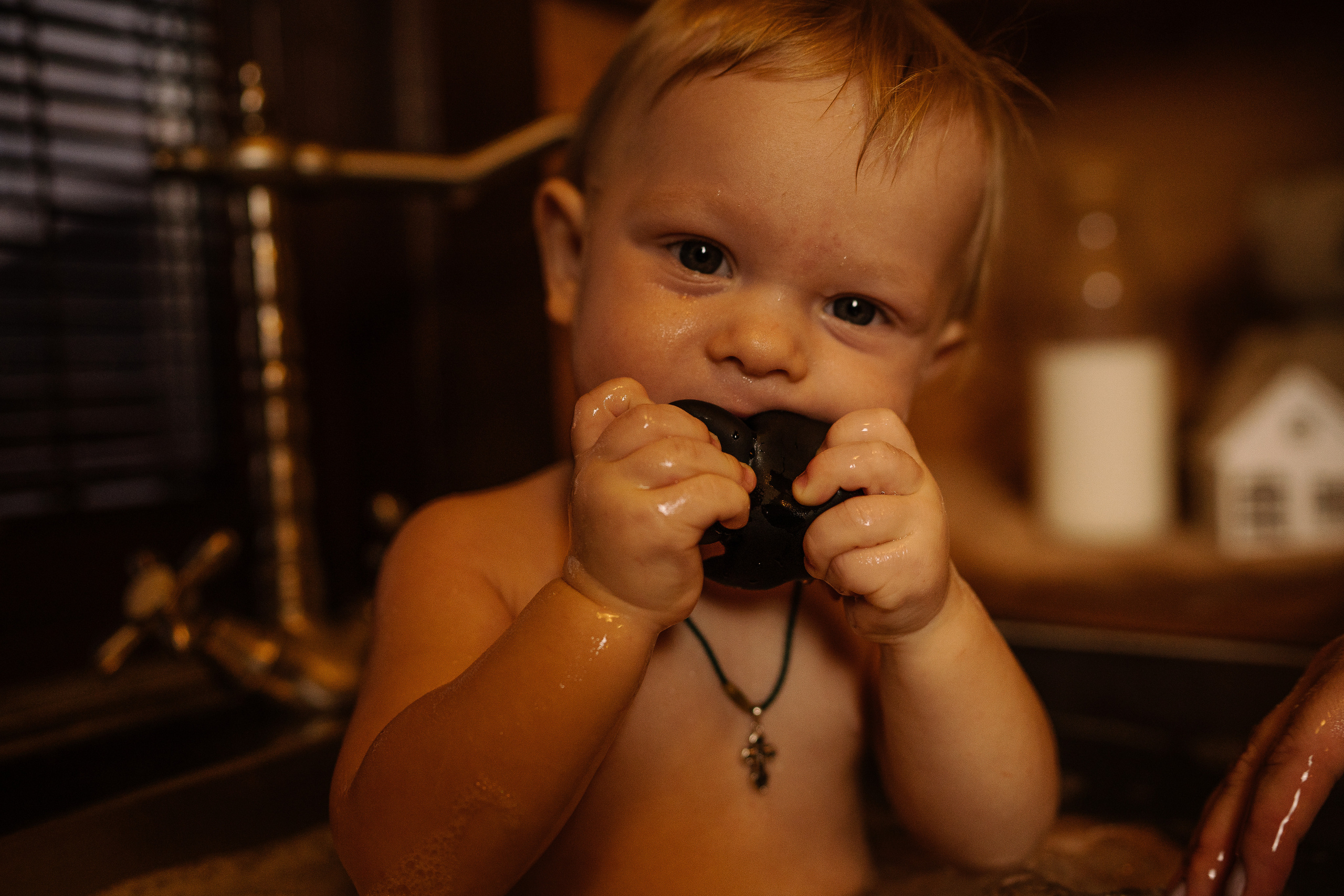 Домашние купания малыша. Искренний фотограф