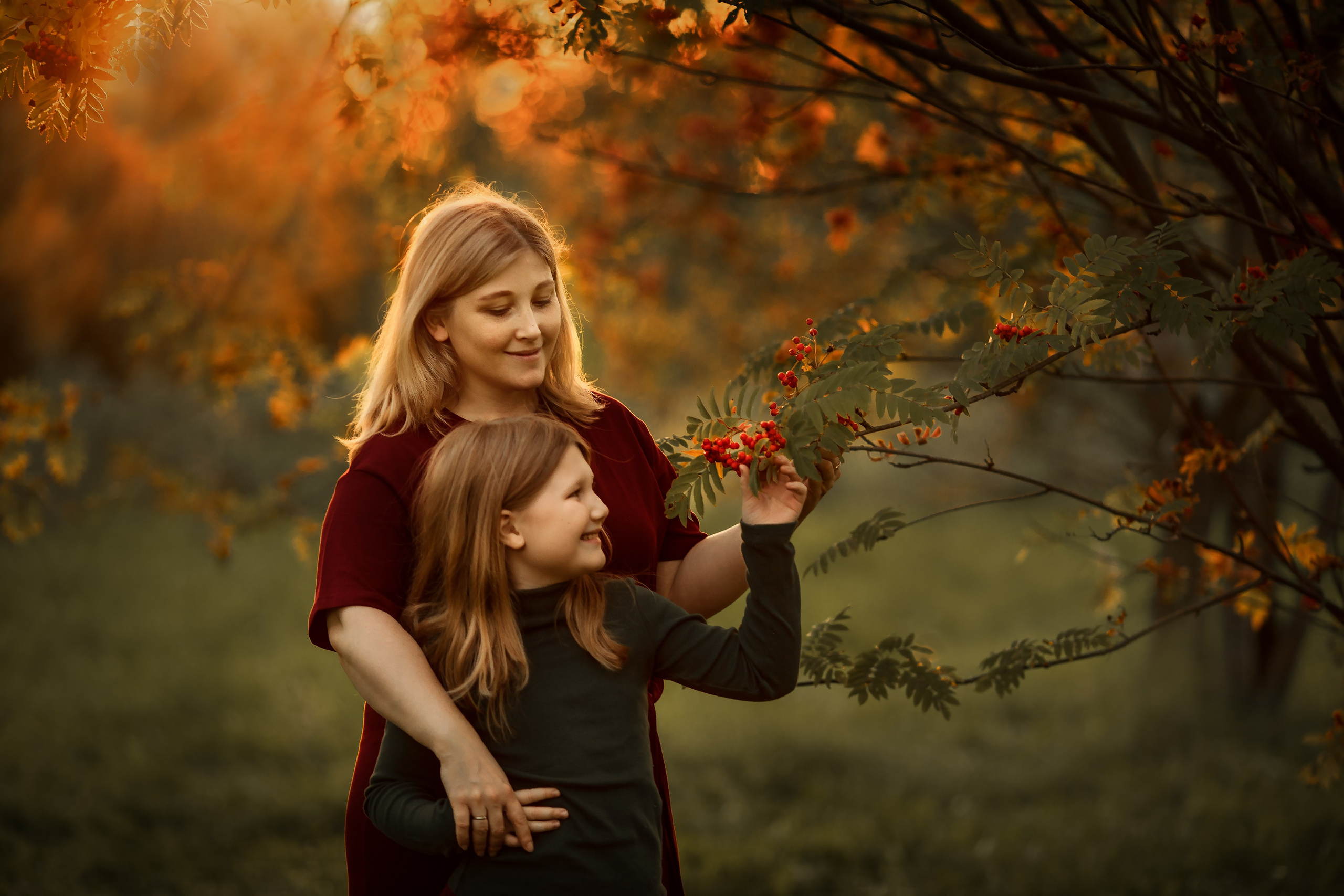 Мама и дочка в рябине
