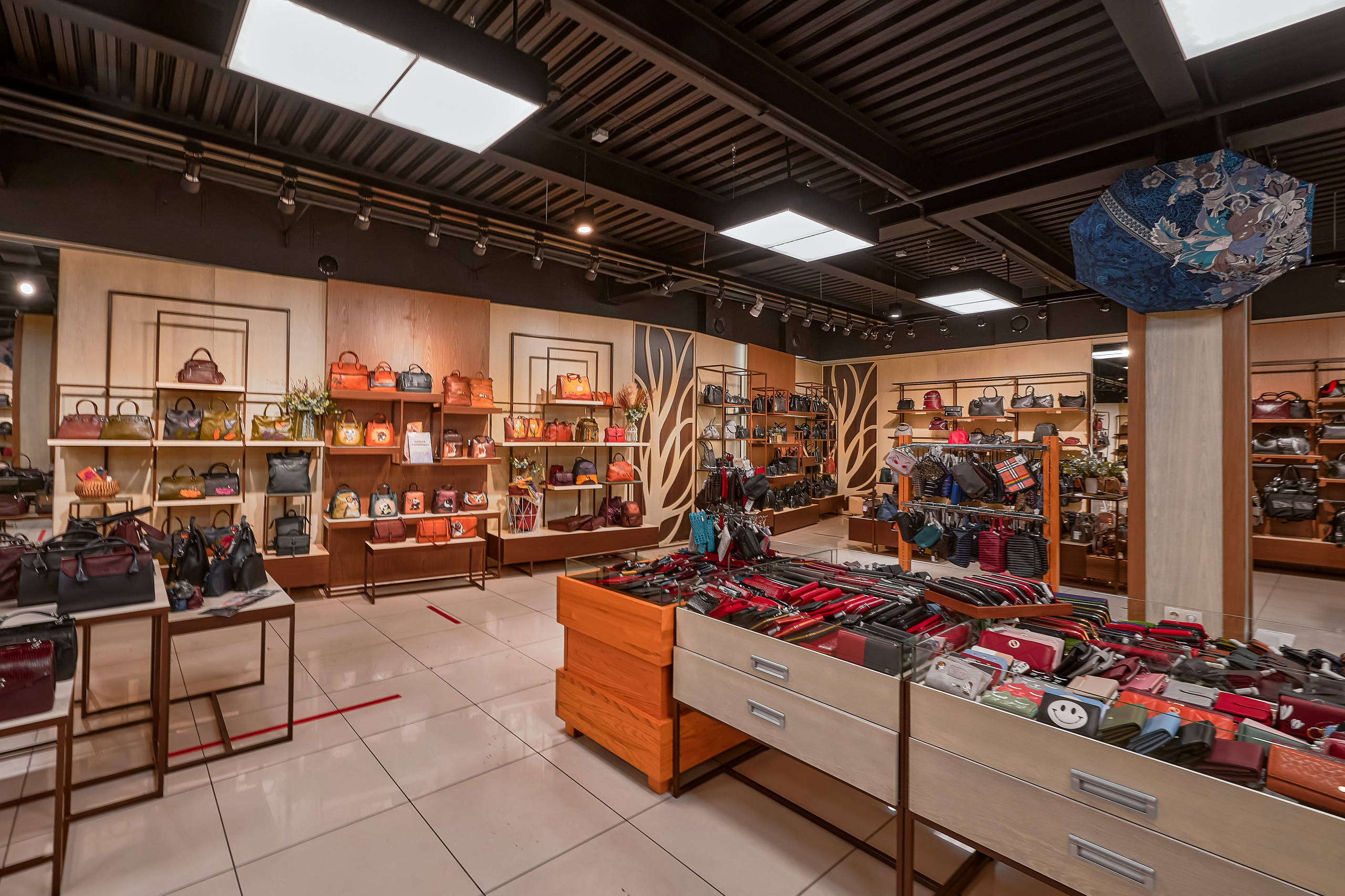 Портфолио по интерьерной и экстерьерной фотосъёмки: Мир сумок — Левый берег. Фотограф Яковлев Роман — Красноярск