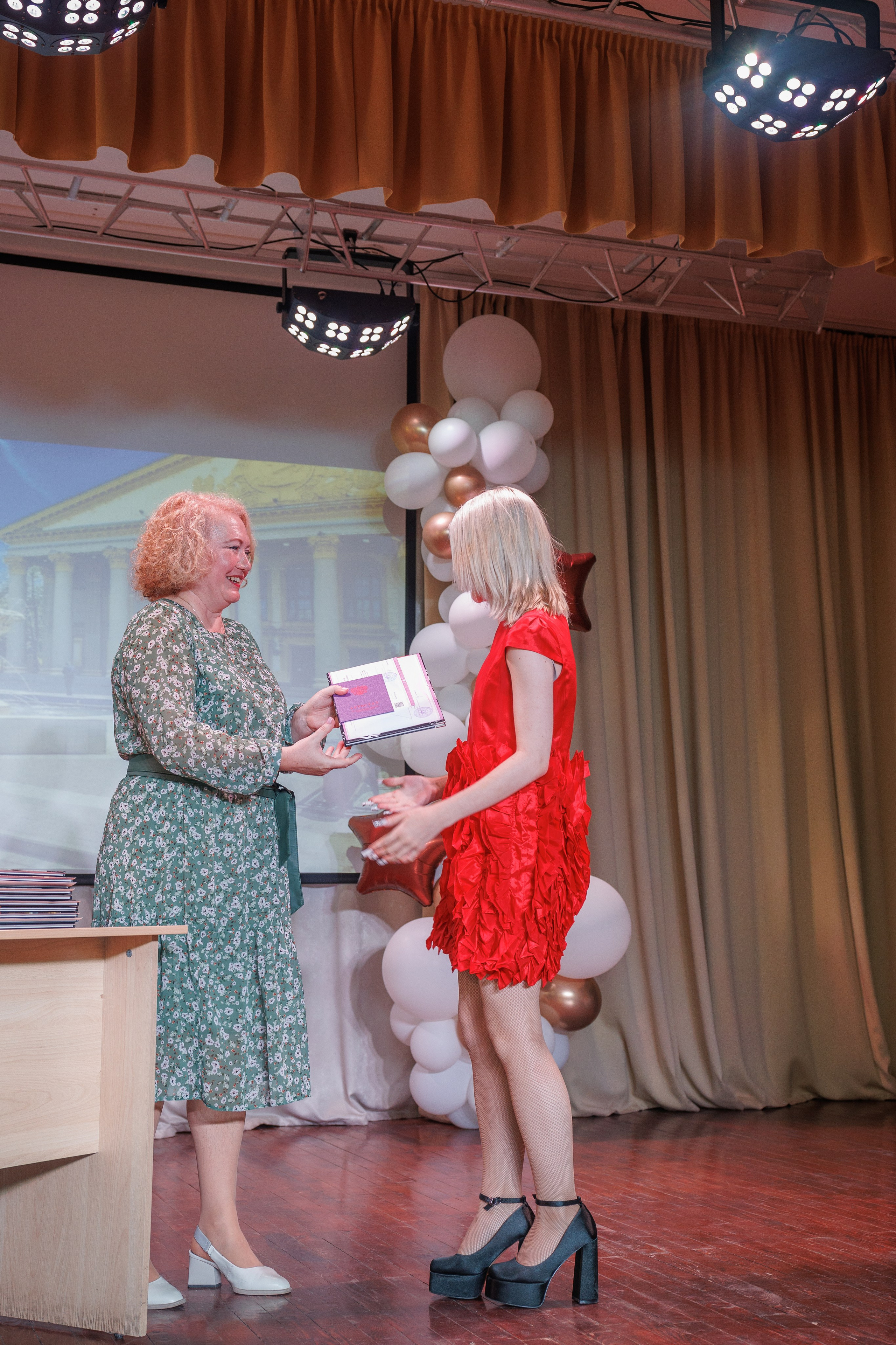 Вручение аттестатов. Свадебный и семейный фотограф в Новосибирске Ирина Дорошкова