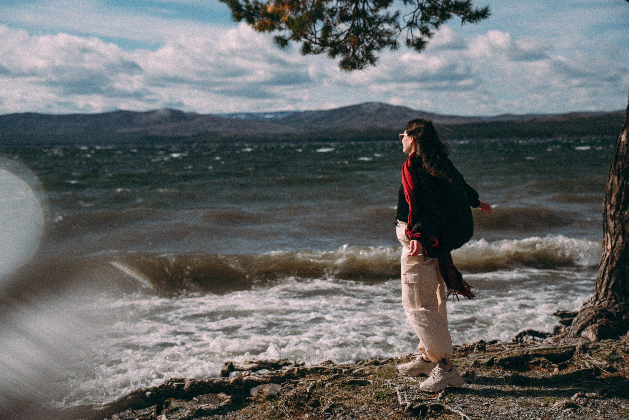 девушка на берегу озера Тургояк 