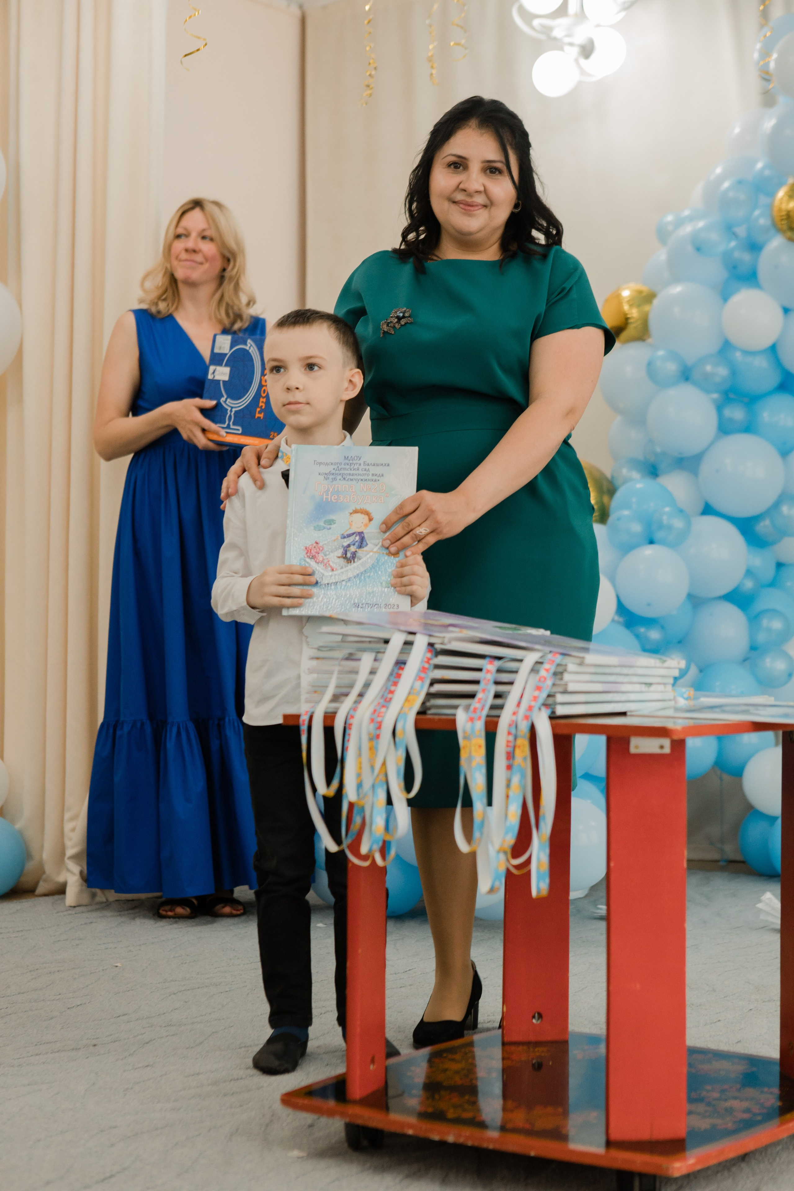 Фотосъемка выпускного в детском саду. Видеосъемка и фотосъемка свадеб. Фотограф и оператор на свадьбу. Видеосъемка подкастов, собственная видео-фотостудии. Предметная фотосъемка