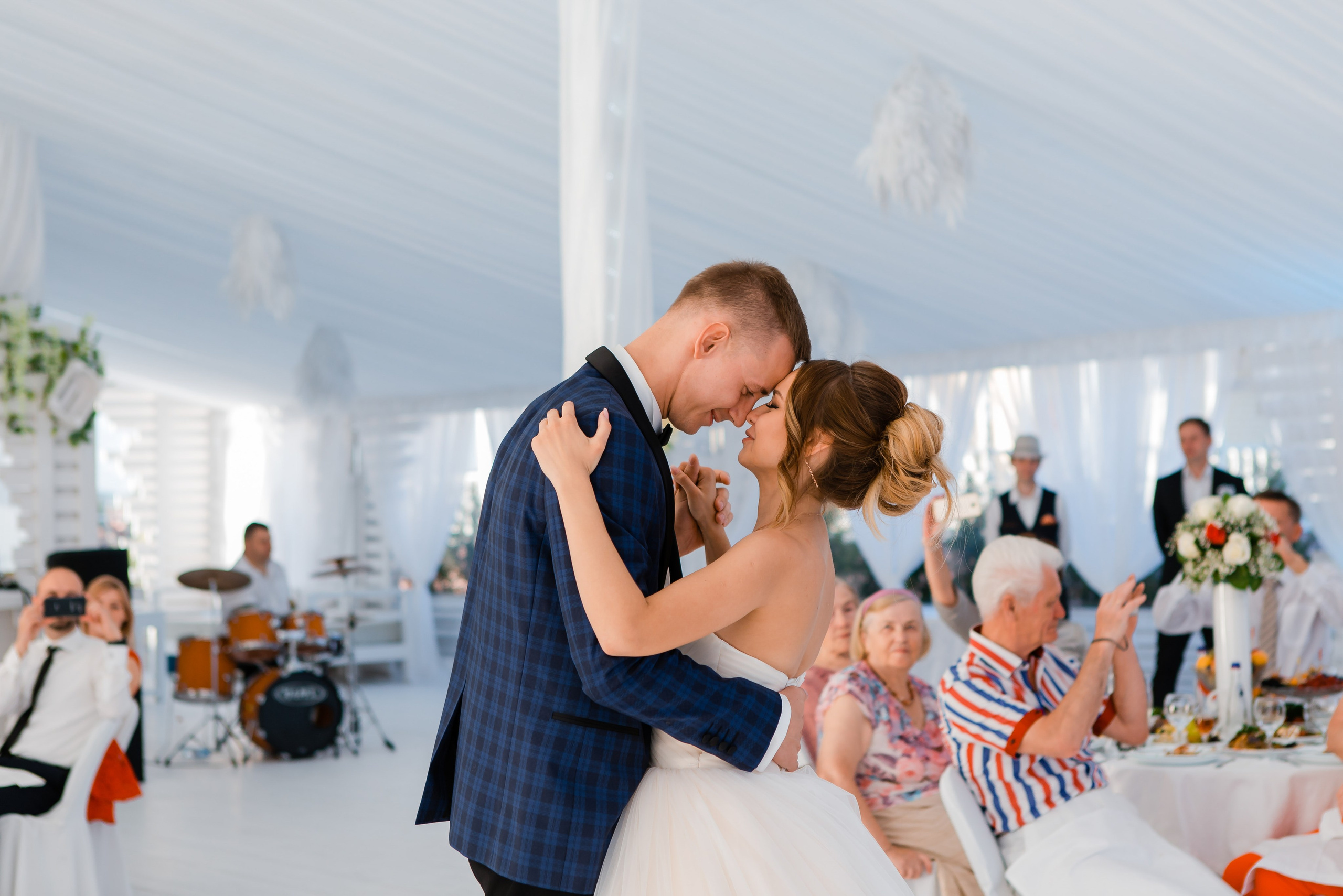 Денис и Ксения. Видеосъемка и фотосъемка свадеб. Фотограф и оператор на свадьбу. Видеосъемка подкастов, собственная видео-фотостудии. Предметная фотосъемка