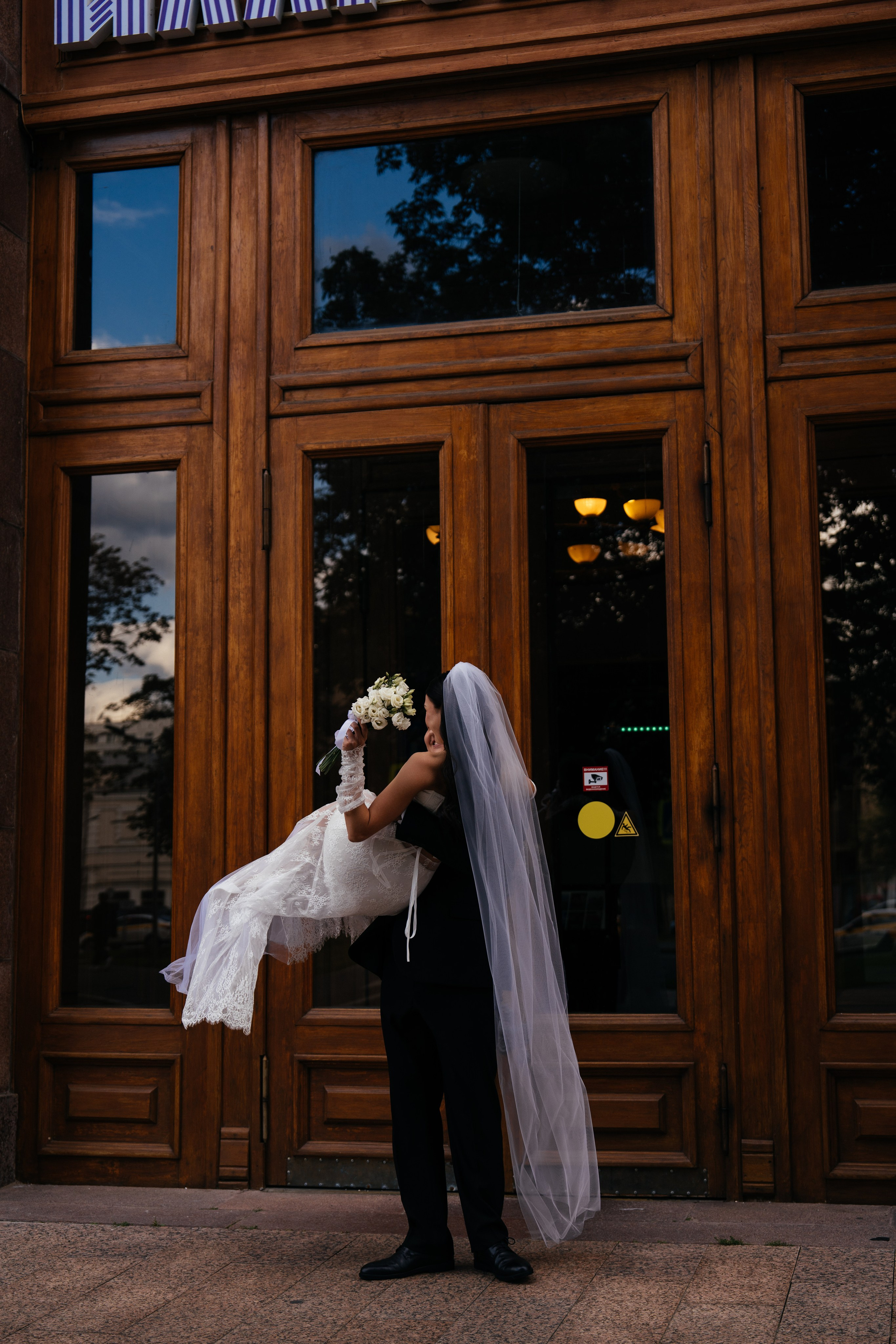 Свадебная фотосессия в Москве у высотки на Котельнической набережной. Свадебный фотограф в Москве Анна Полушина