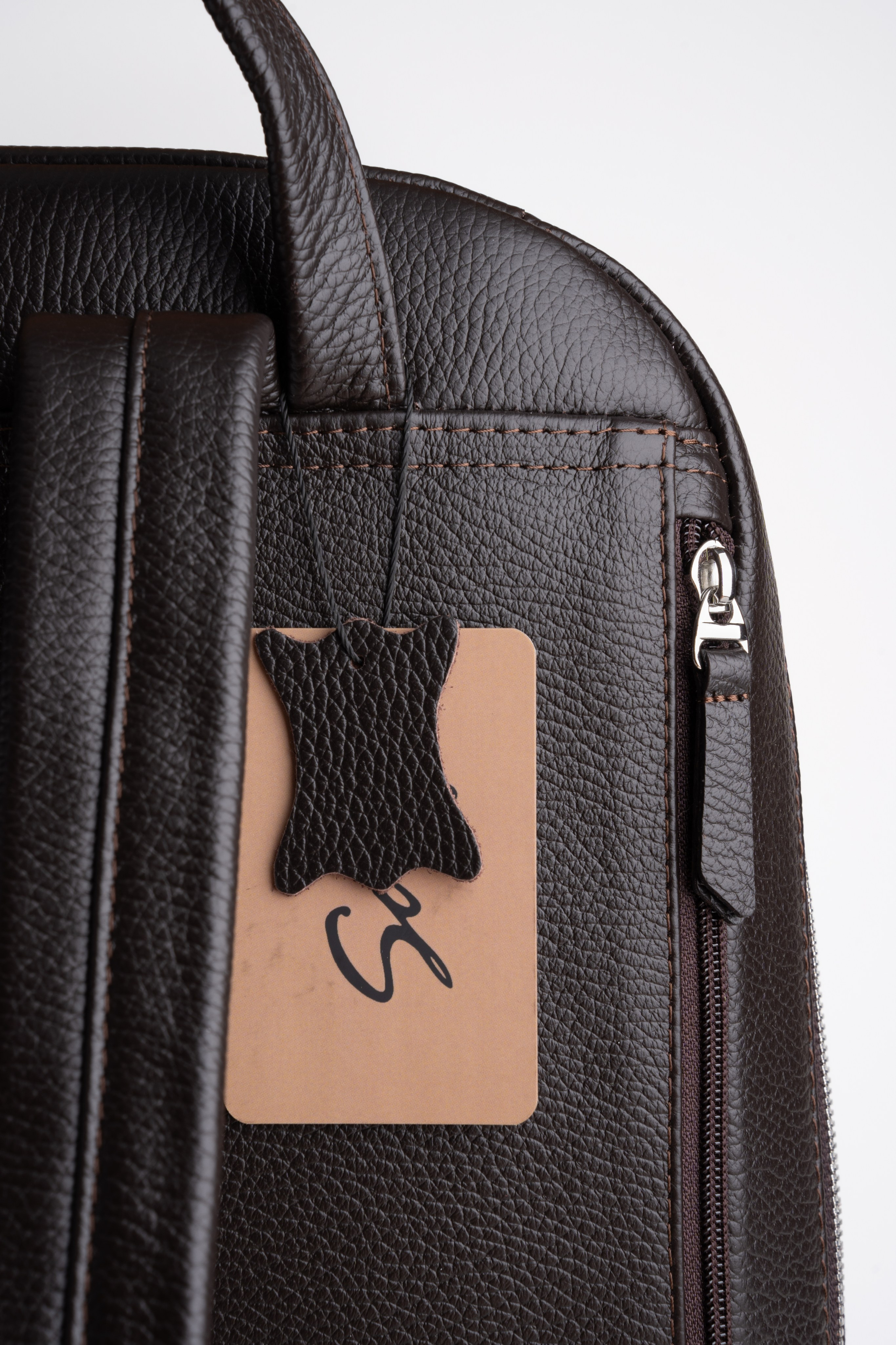 Съёмка кожаного рюкзака для маркетплейса ozon и wildberries, и для социальных сетей. Предметный фотограф Санкт-Петербург